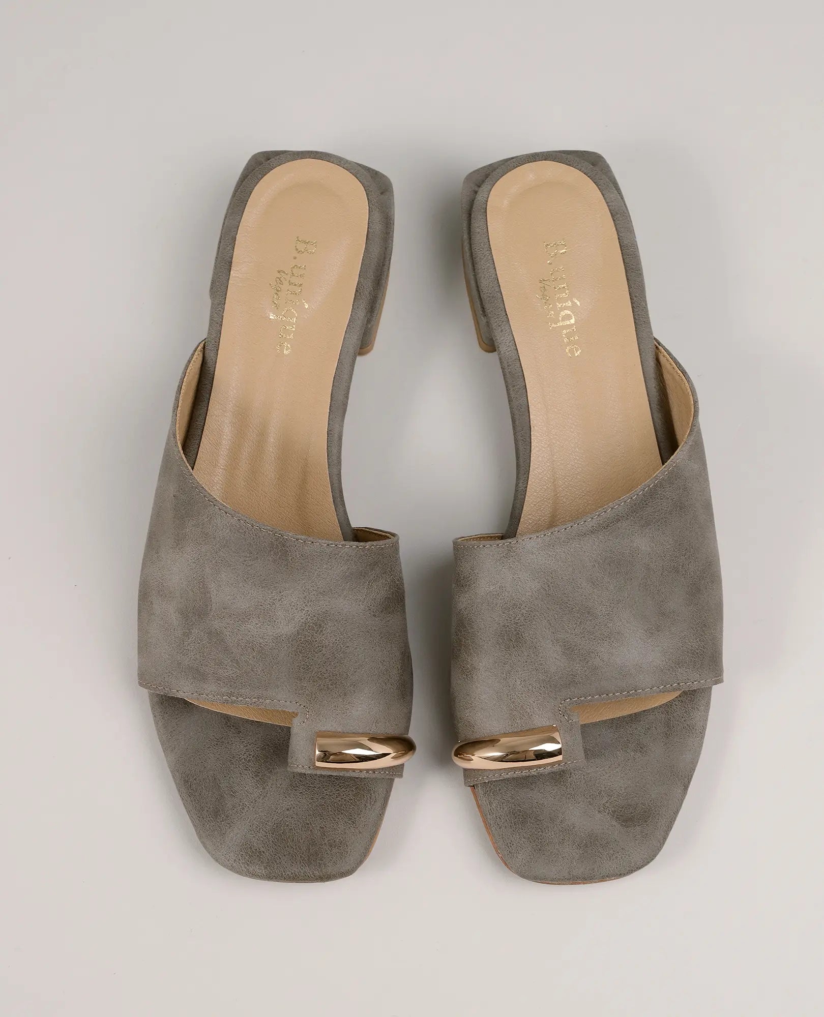 כפכפים עם טבעת – דגם "קארן" בצבע טאופ מבית B-Unique VEGAN, מוצגים על רקע בהיר.