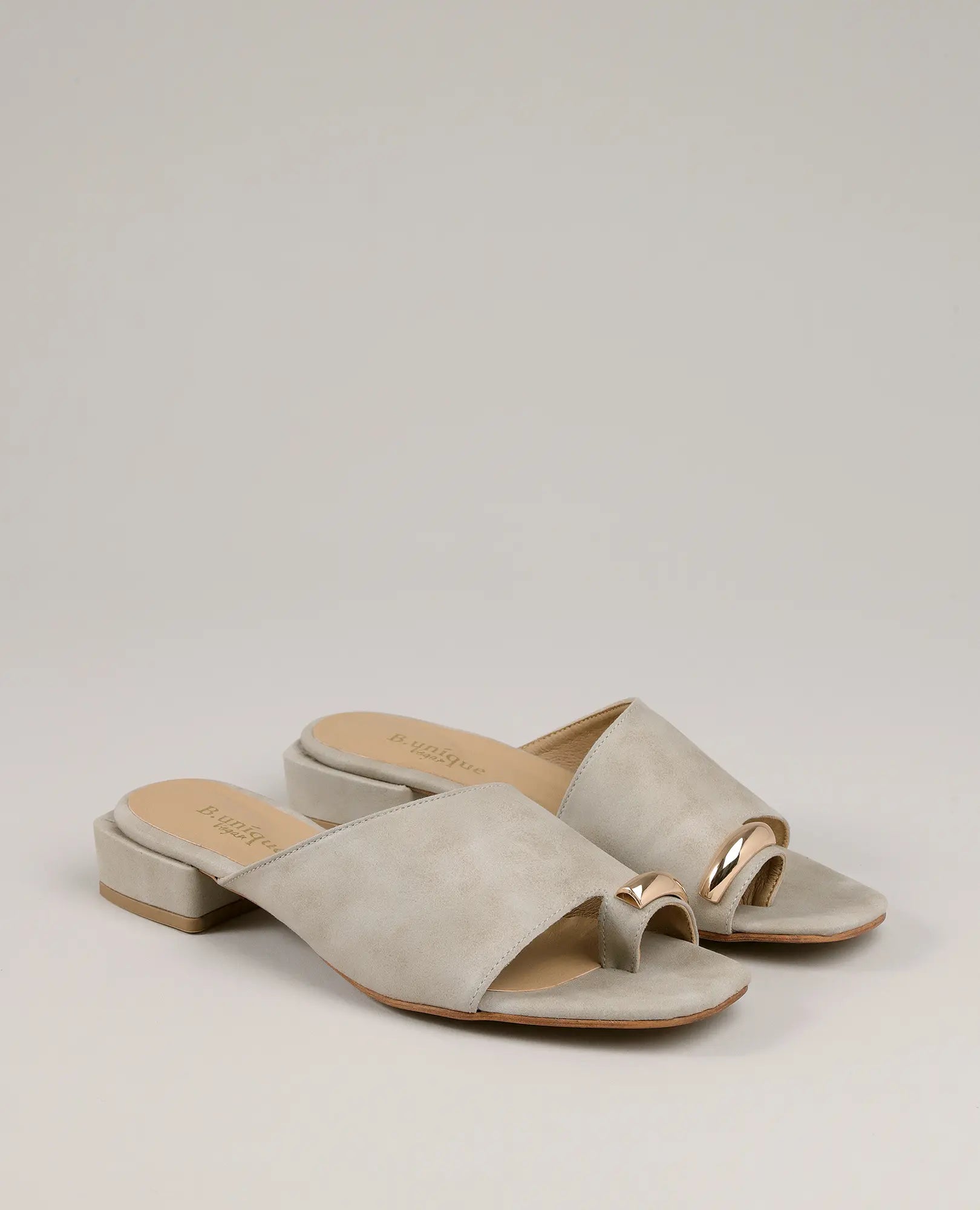 זוג כפכפים עם טבעת – דגם "קארן" מבית B-Unique VEGAN בצבע בז', עם אצבעות פתוחות, נגיעות זהב ועקב נמוך.