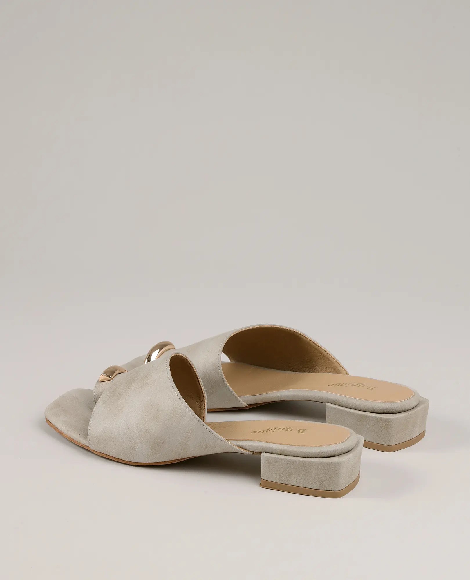 כפכפים עם טבעת - קארן מבית B-Unique VEGAN, דמויי עור בז' בהיר עם טבעות זהב למראה שיקי ונוח.