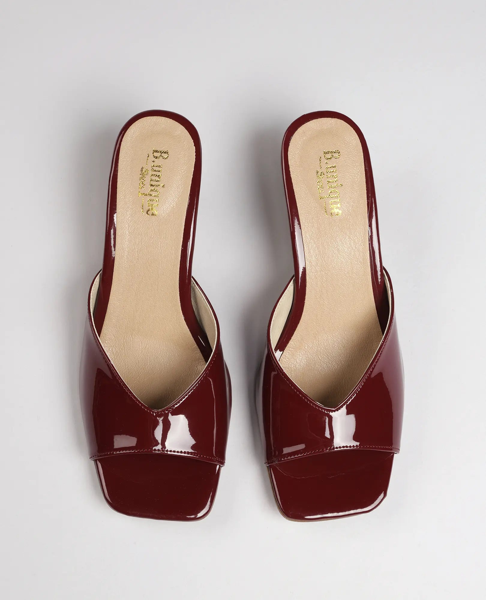 כפכפי עקב-מנור של B-Unique VEGAN מעור סינתטי בגוון בורדו, עם רצועת אצבעות וקצה מרובע, על רקע לבן.