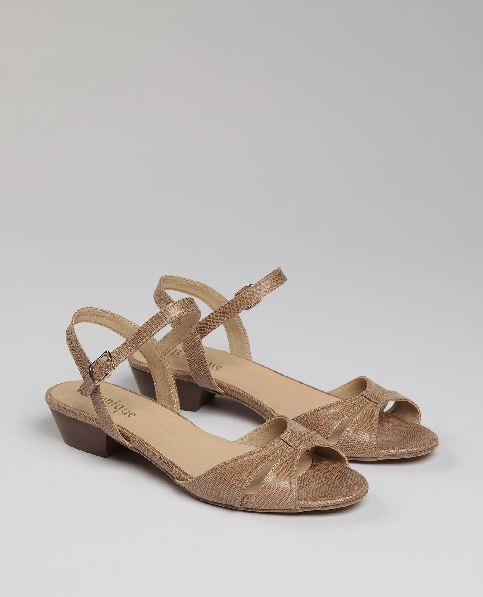 שדרגו את המראה הקיצי שלכם עם סנדלי רצועות-לוקי קאמל מבית B-Unique VEGAN — עם אצבעות חשופות ורצועות בקרסול, מושלמים לקיץ.