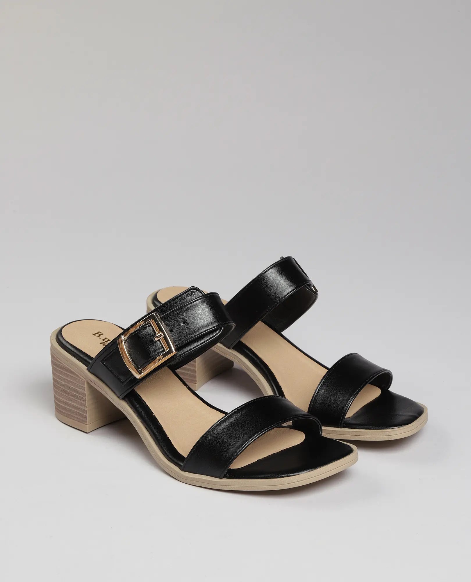 כפכפי עקב "פרנקי" של B-Unique VEGAN, דמוי עור שחור עם רצועות קרסול ואבזמים מוזהבים.