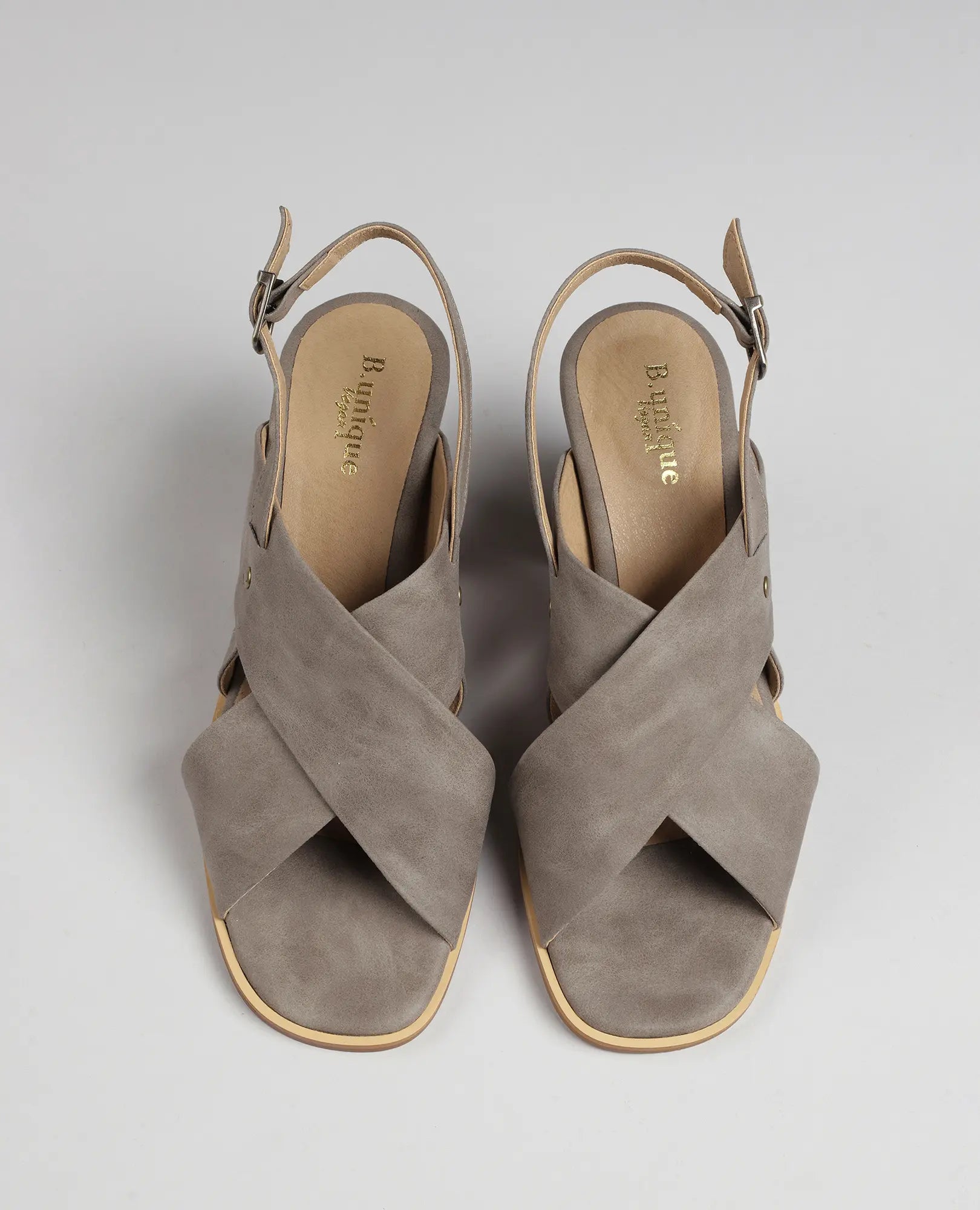 סנדלי עקב עם רצועות בצורת X של B-Unique VEGAN בצבע אפור, בעיצוב קרוס-אובר וסגירת רצועה אחורית, מבט מלמעלה.