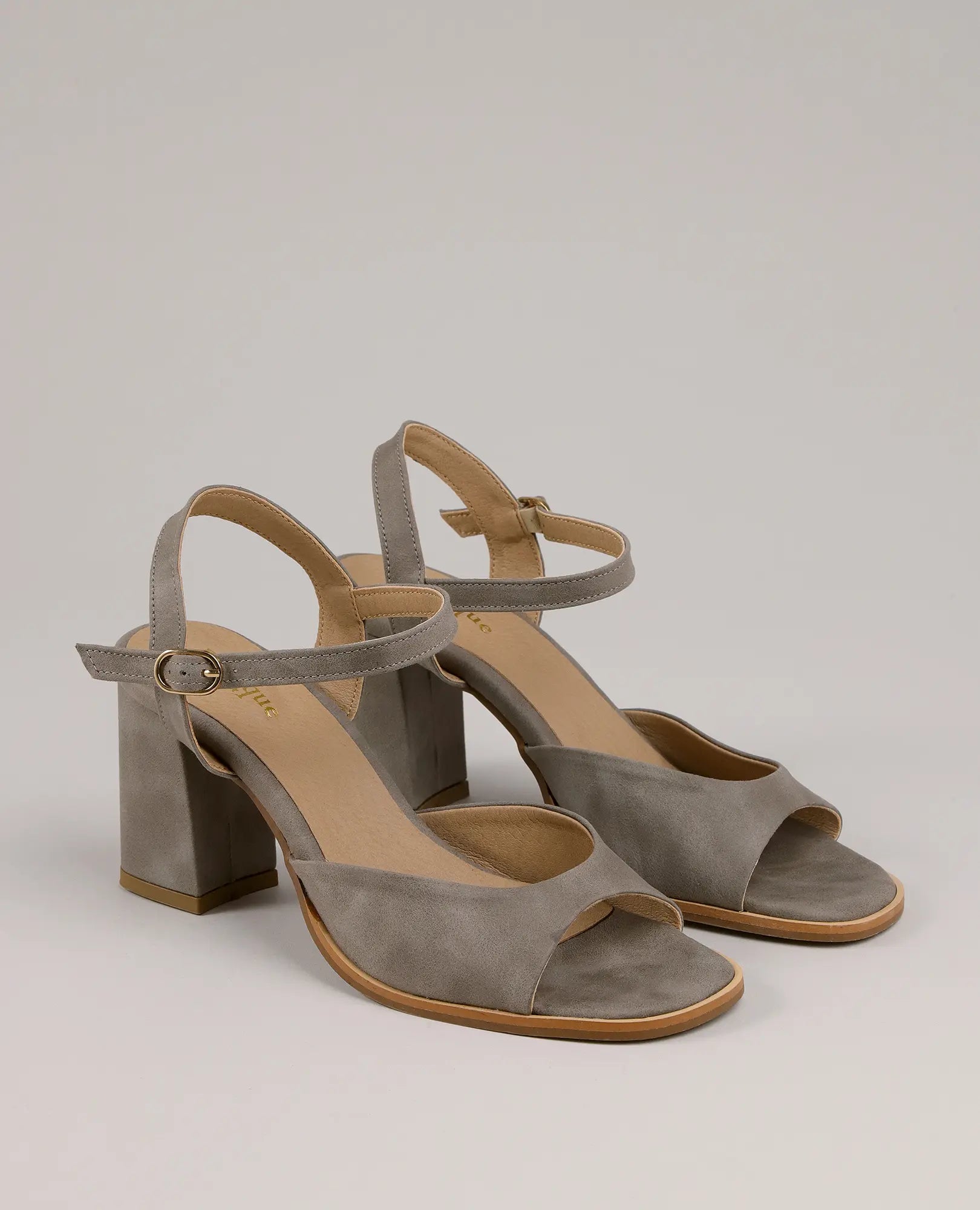 סנדלי עקב צ'אנקי - אסתר אפור מבית B-Unique VEGAN עם רצועות קרסול ועקב בלוק, מוצגות על רקע ניטרלי.