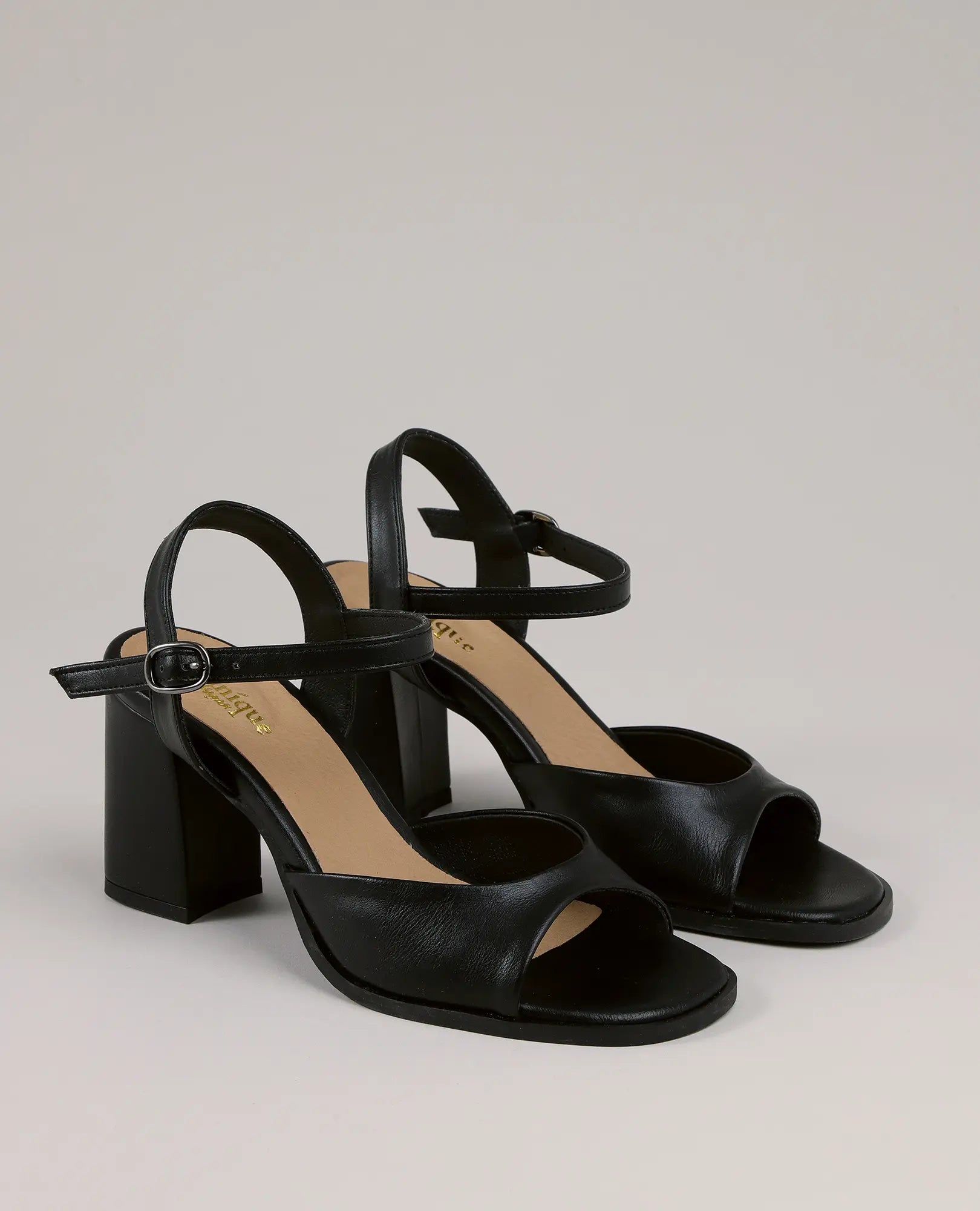 סנדלי עקב צ'אנקי בצבע שחור של B-Unique VEGAN עם רצועות קרסול ואבזמים, מוצגים על רקע ניטרלי.