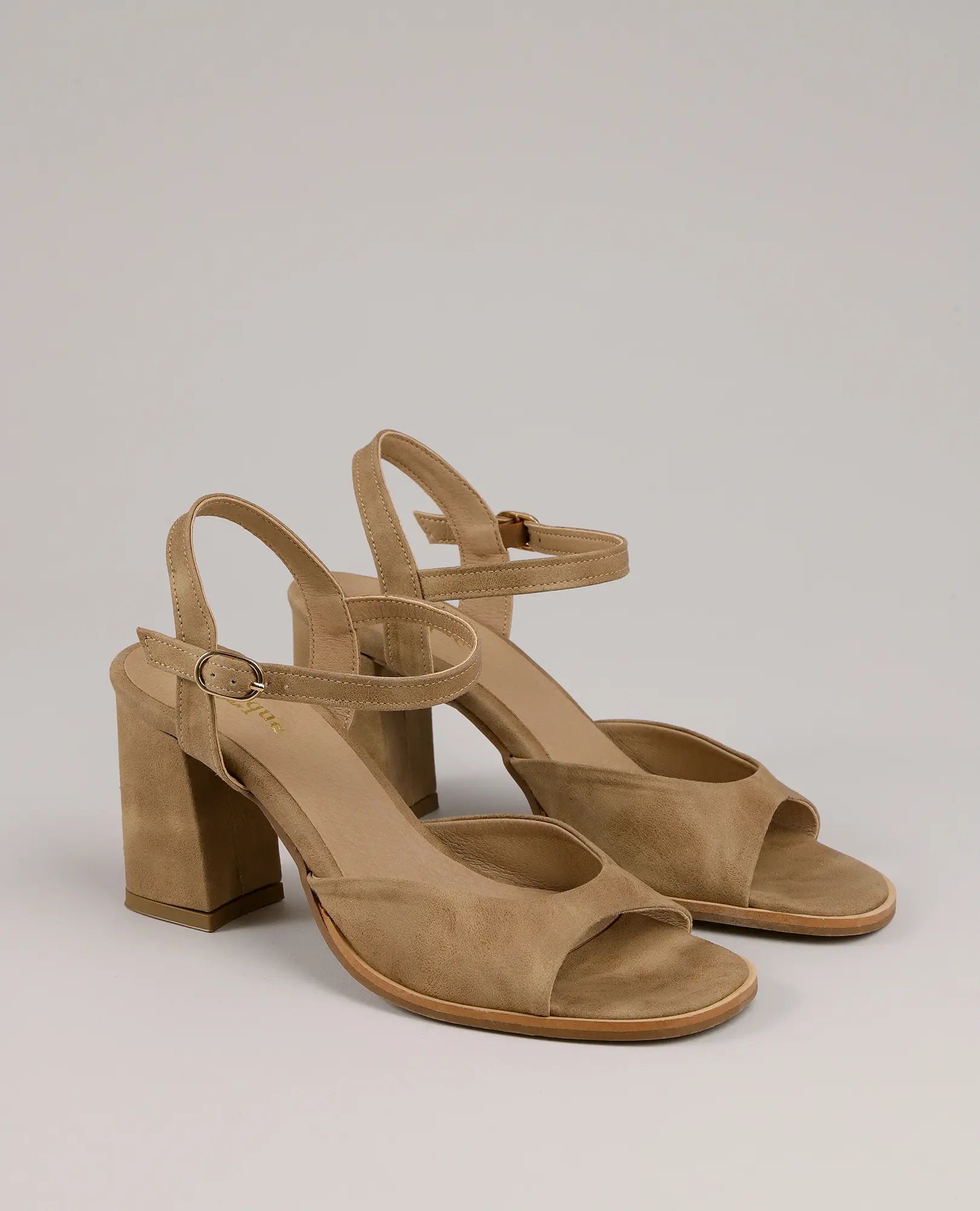 סנדל עקב צ'אנקי - אסתר מבית B-Unique VEGAN, דמוי עור בז', עם רצועות קרסול, מוצג על רקע בהיר.