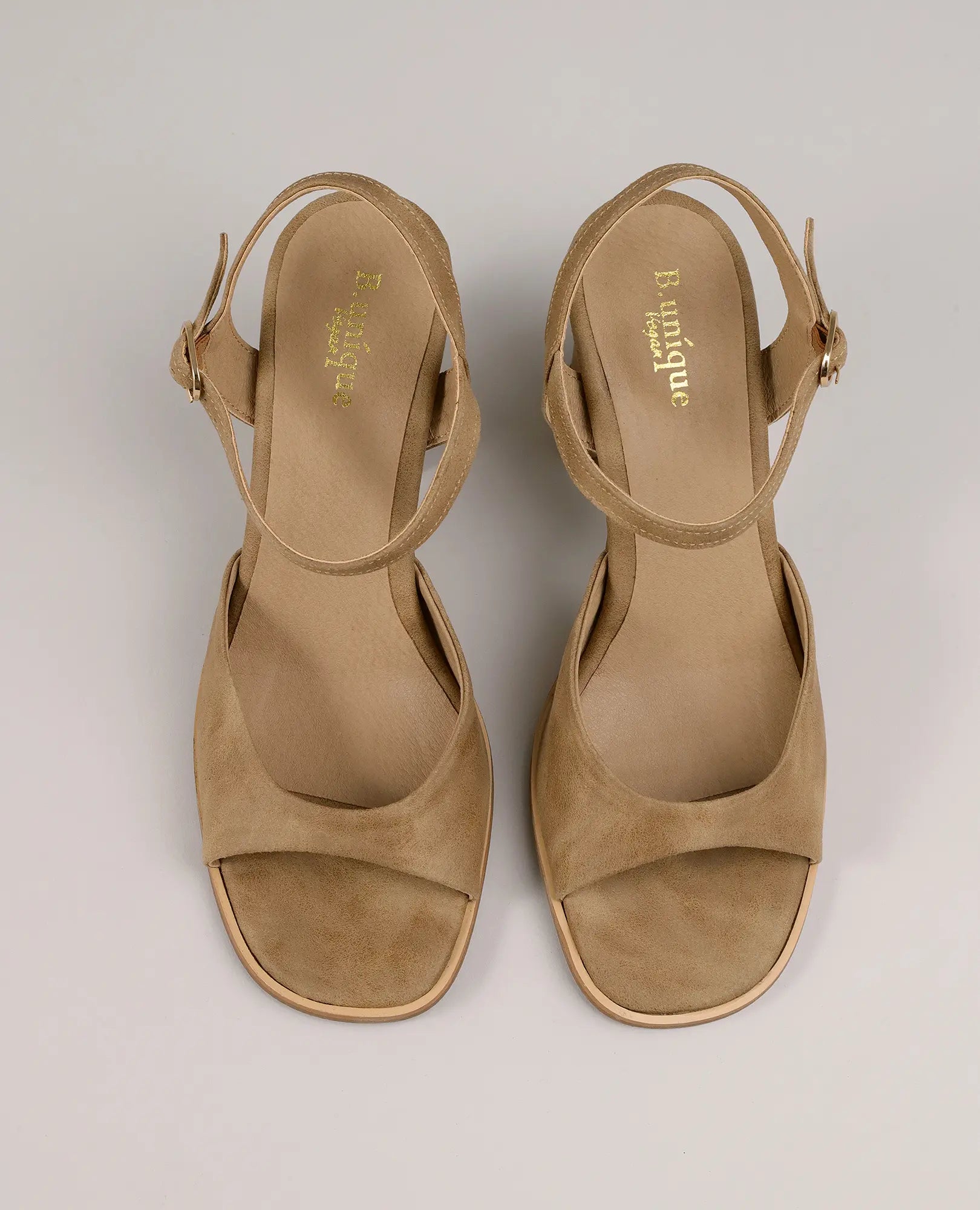 זוג סנדלי עקב צ'אנקי - אסתר מבית B-Unique VEGAN בצבע קאמל, עם אצבעות חשופות ורצועת קרסול, במבט מלמעלה.