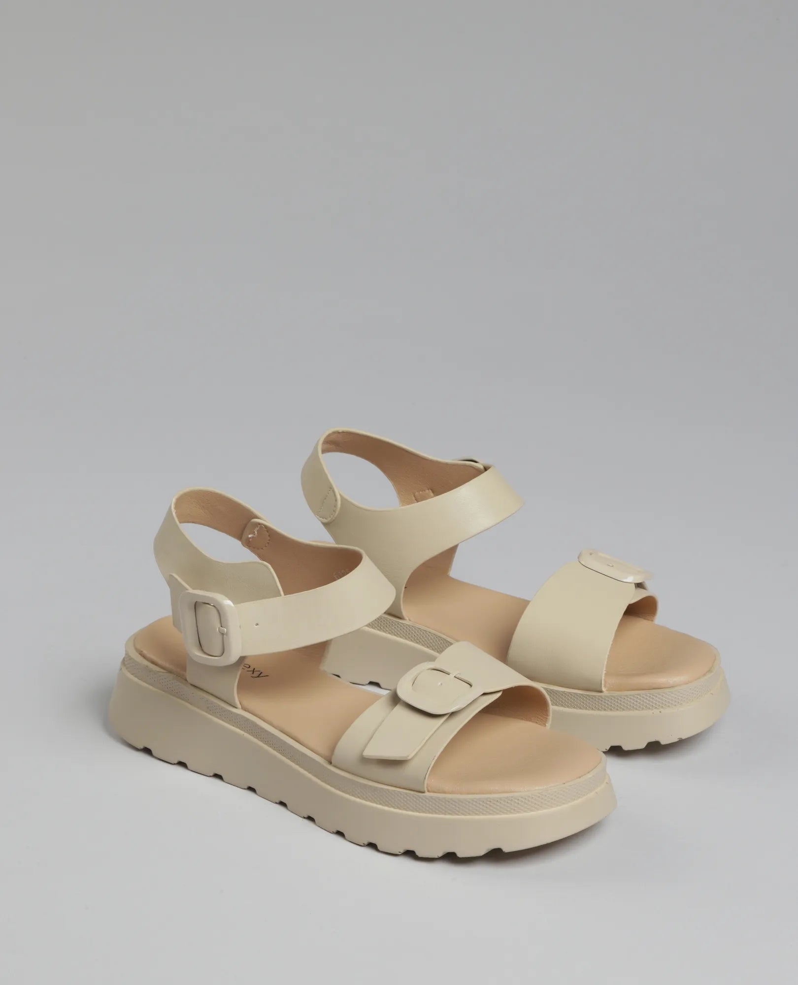 סנדלי פלטפורמה עם אבזמים - B Unique -  סנדלים