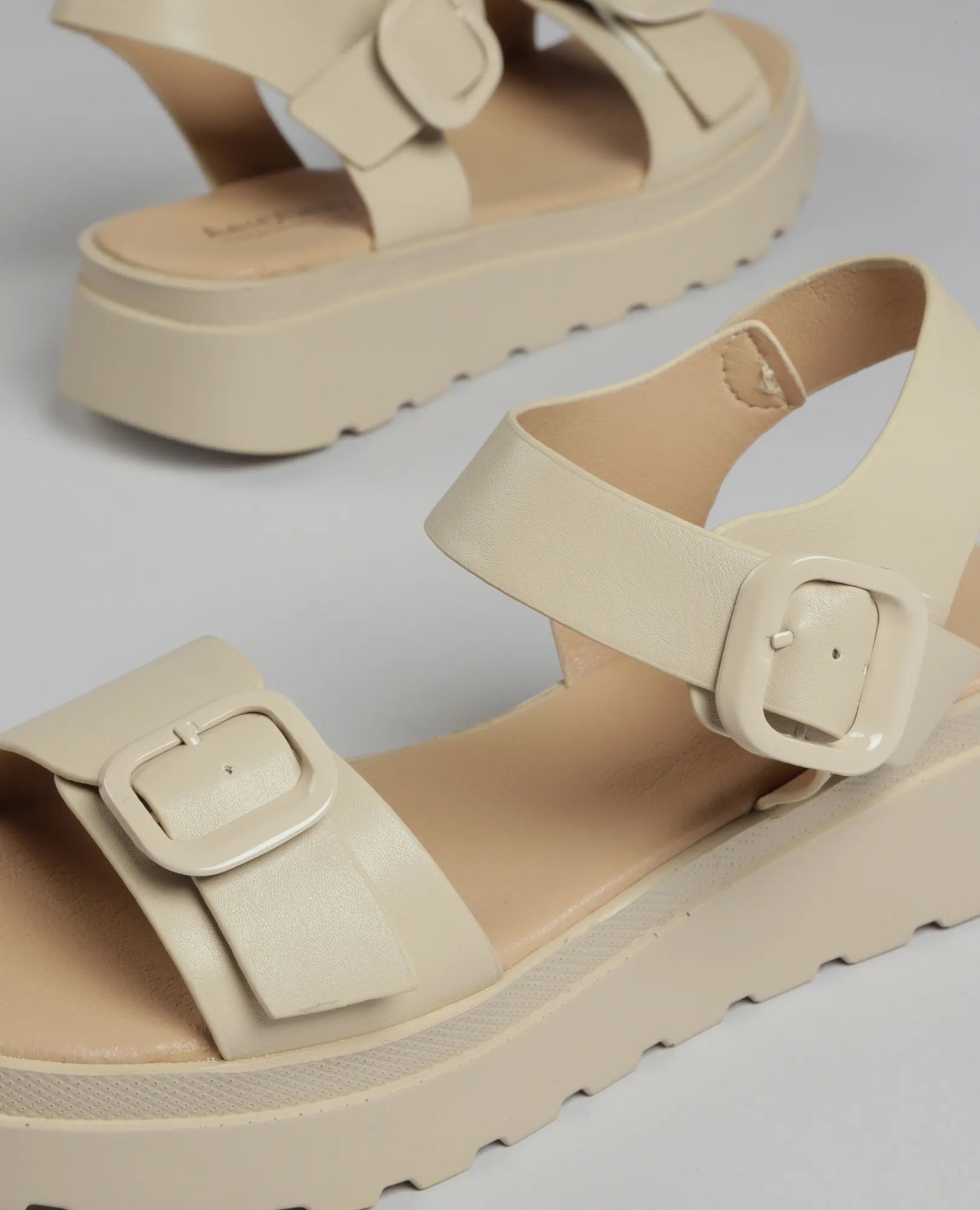 סנדלי פלטפורמה עם אבזמים - B Unique -  סנדלים