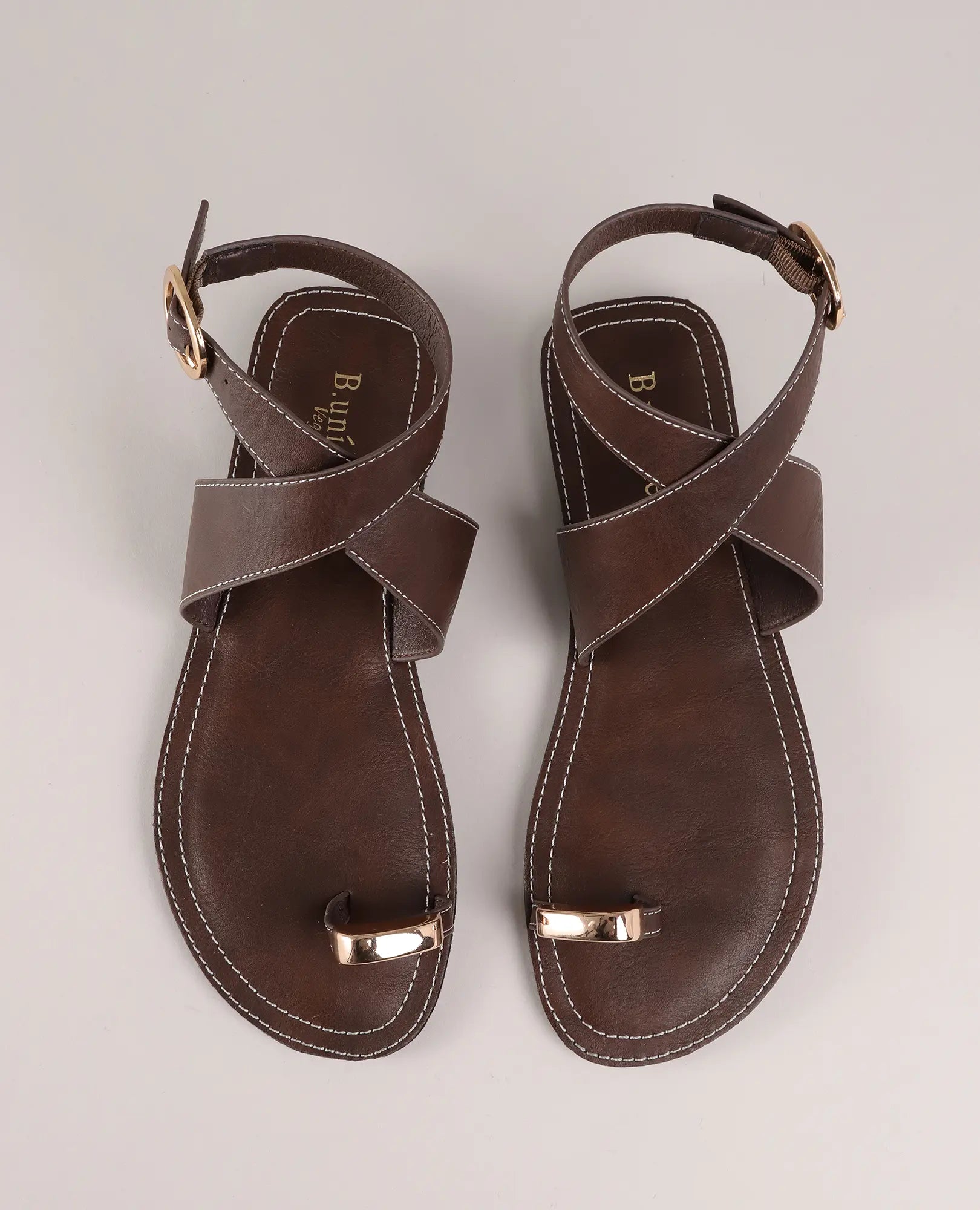 סנדל אצבע עם טבעת הללי לנשים מבית B-Unique VEGAN, דמוי עור חום עם רצועות מוצלבות, שטוח.