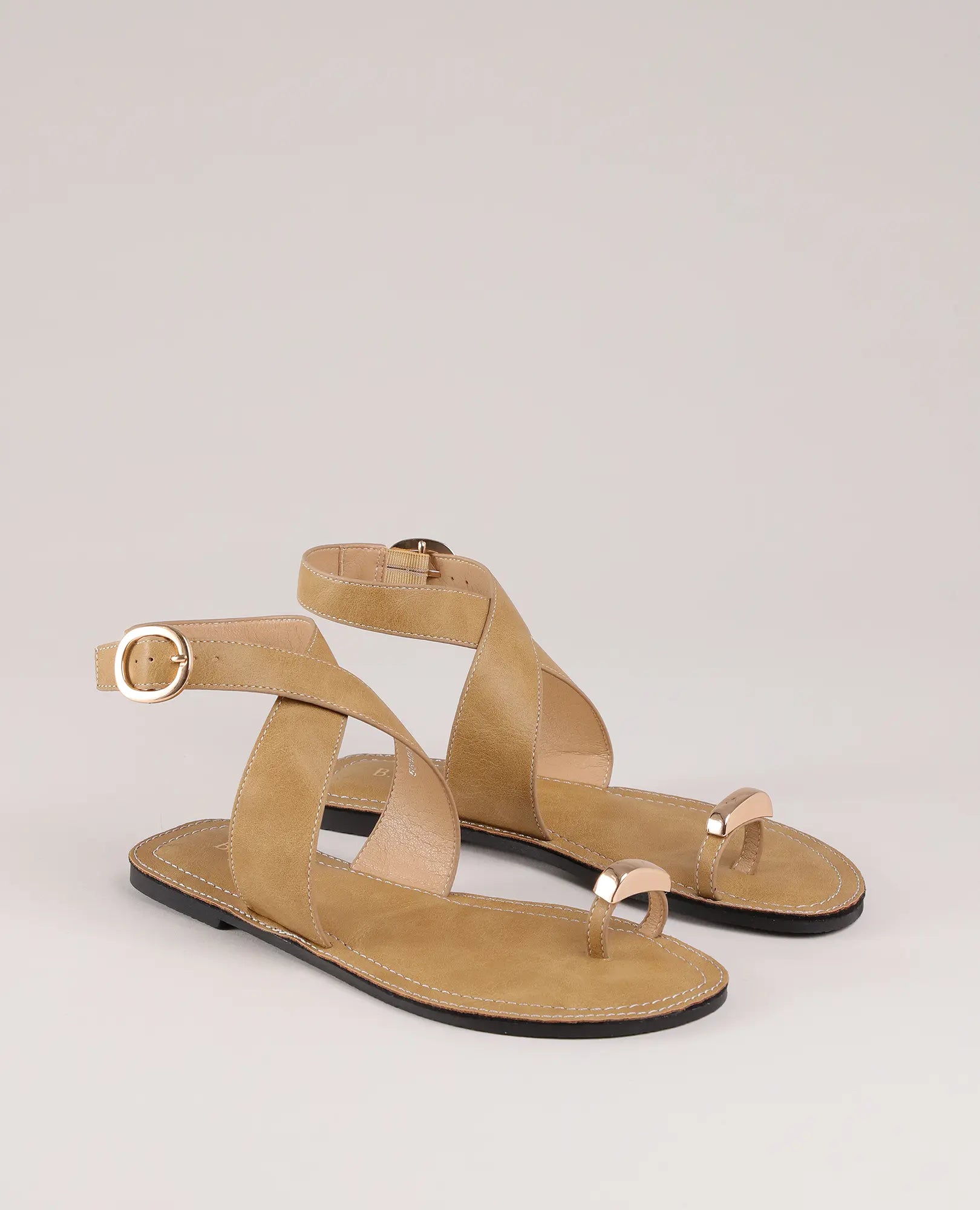 סנדל אצבע עם טבעת של B-Unique VEGAN לנשים, דמוי עור בגוון חום בהיר, רצועות קרסול ופרטים מתכתיים.