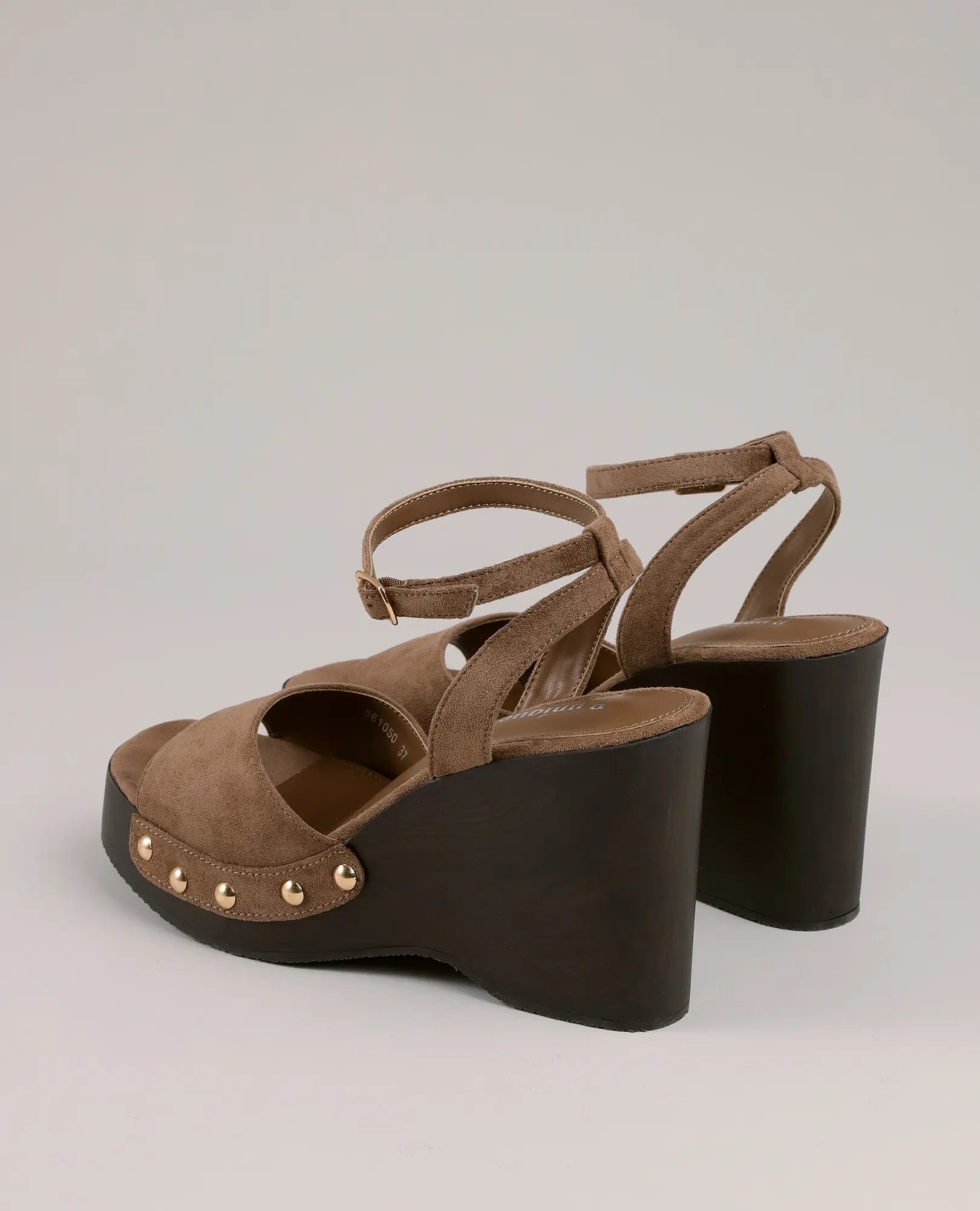סנדלי פלטפורמה הלני מבית B-Unique VEGAN לנשים, דמויי זמש עם פלטפורמה גבוהה, רצועת קרסול וניטים מוזהבים.