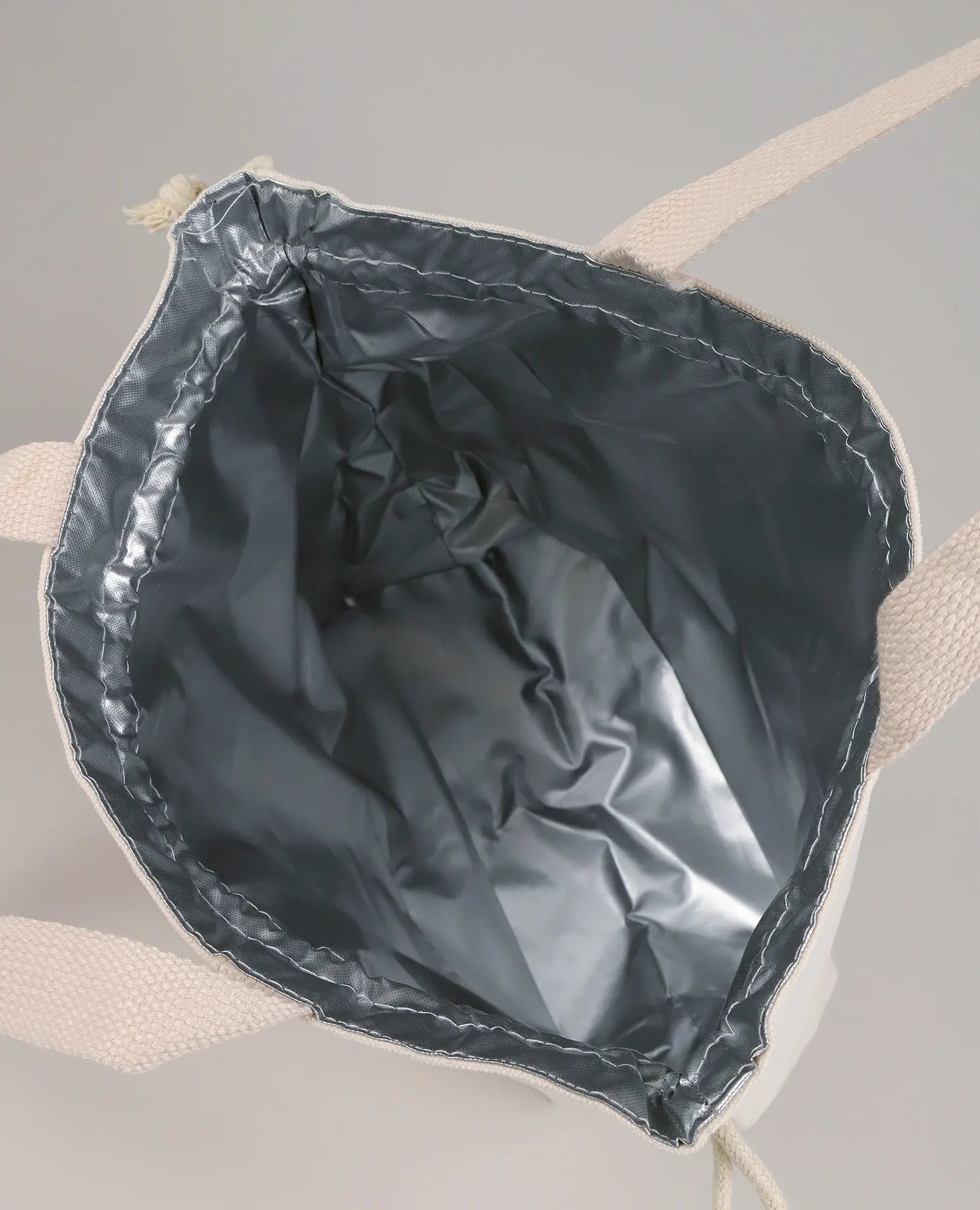 תיק אוכל תרמי לשימוש יומיומי מבית B Unique, בעל פתח עם בטנה תרמית כסופה וידיות בצבע שמנת – מבט מקרוב.