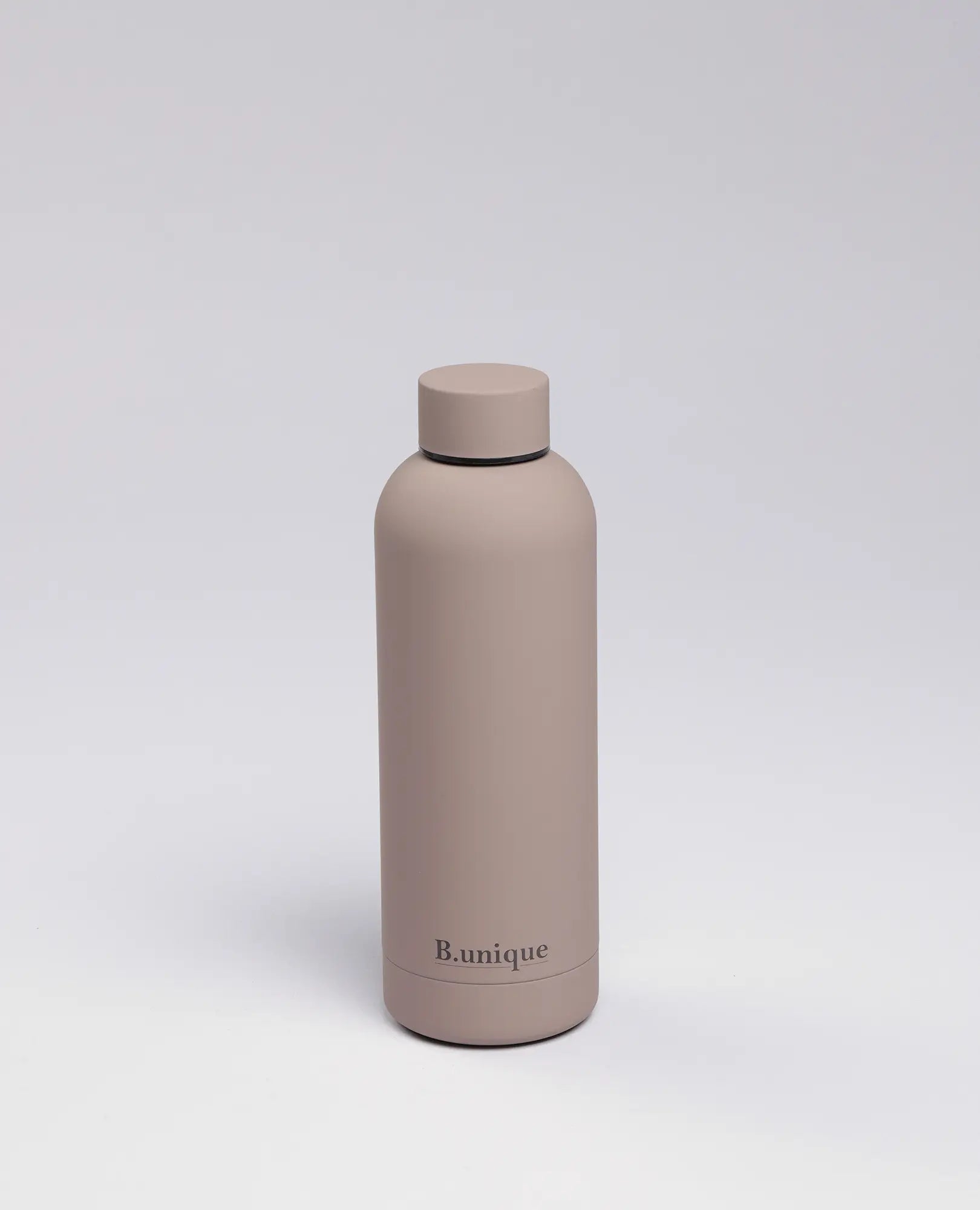 בקבוק תרמי חצי ליטר של B Unique הוא בקבוק בצבע בז' מט עם עיצוב פשוט וכיתוב בי יוניק בחזית.