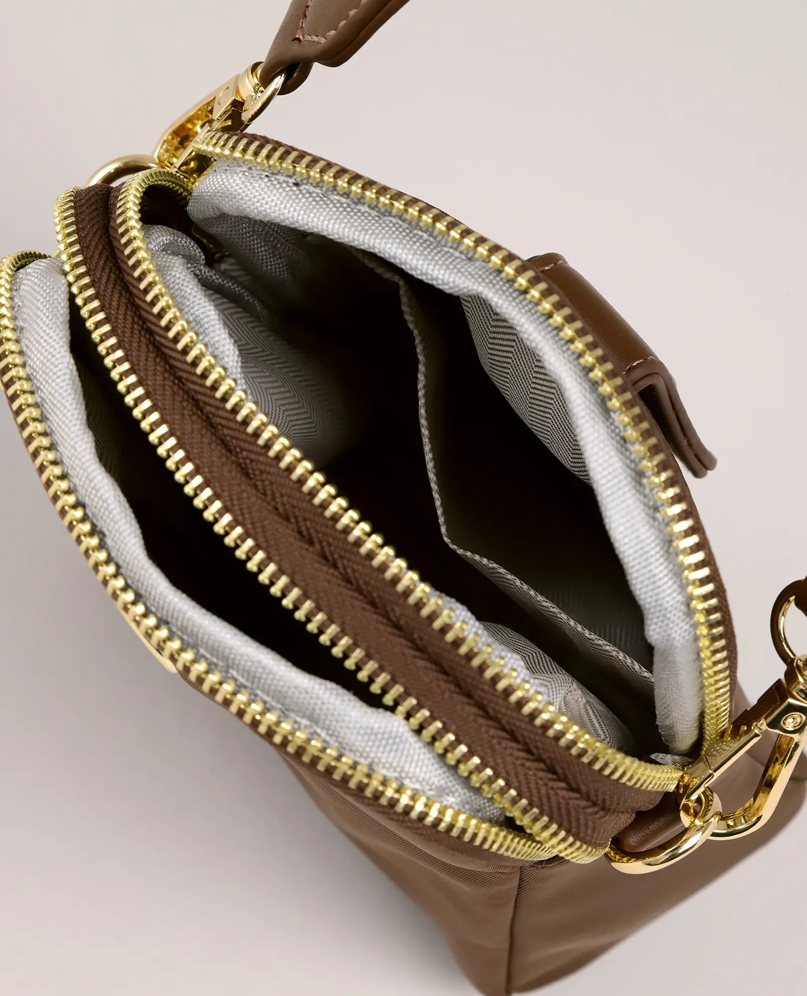 B-Unique Bags תיק צד למחשב נייד - לונה: עור חום עם רוכסנים מוזהבים, שני תאים ובטנה בצבע אפור בהיר.