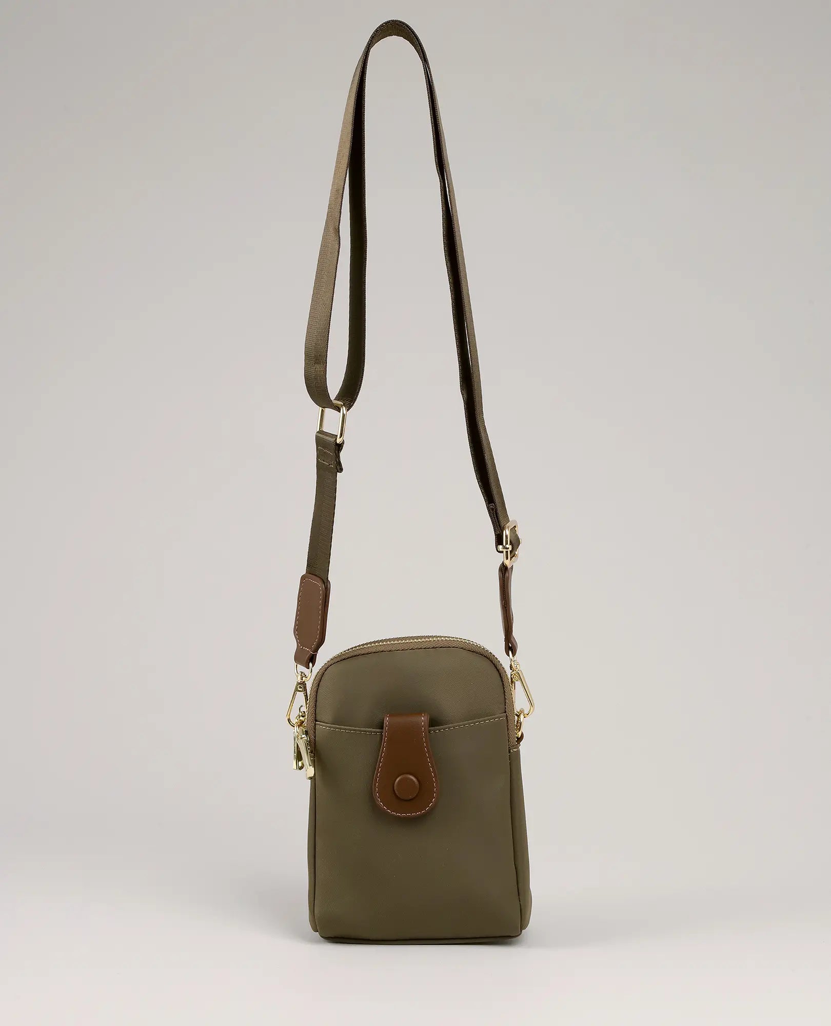 תיק צד למחשב נייד - "לונה" מבית B-Unique Bags בצבע ירוק, עם רצועה חומה ופרטי עור, בעיצוב חלק ואלגנטי.