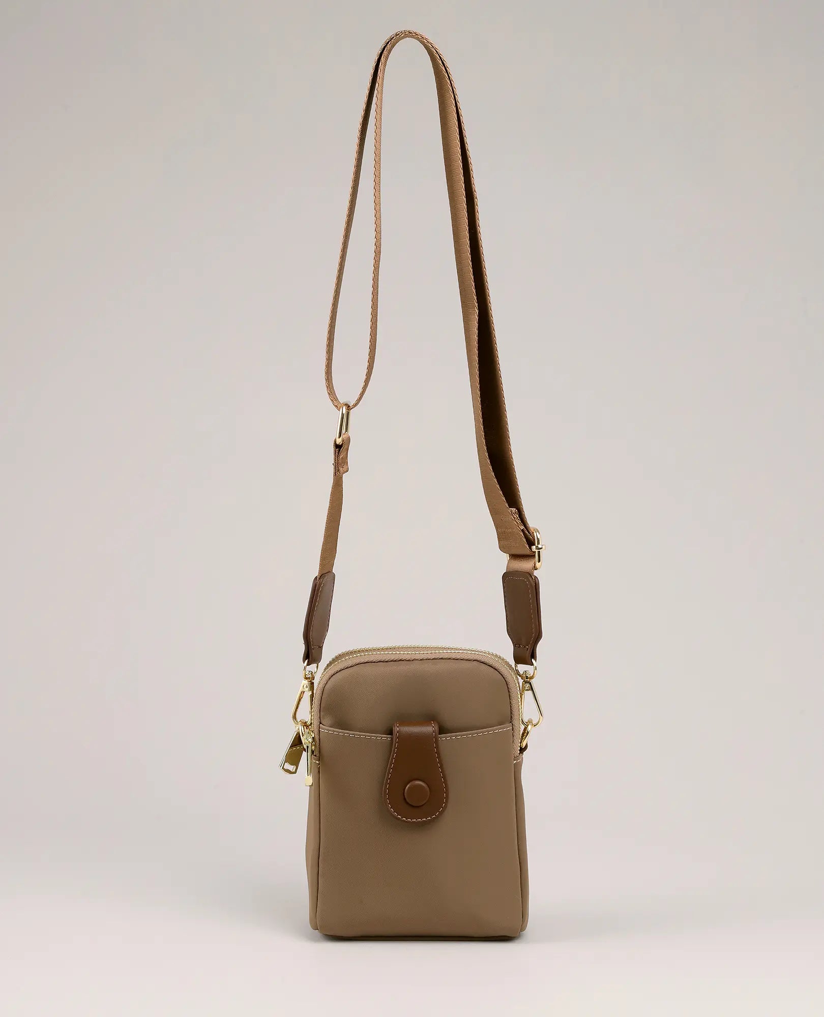 תיק צד למחשב נייד מדגם "לונה" של B-Unique Bags בגוון חאקי עם רצועה וכובע, מוצג על רקע בהיר ונקי.