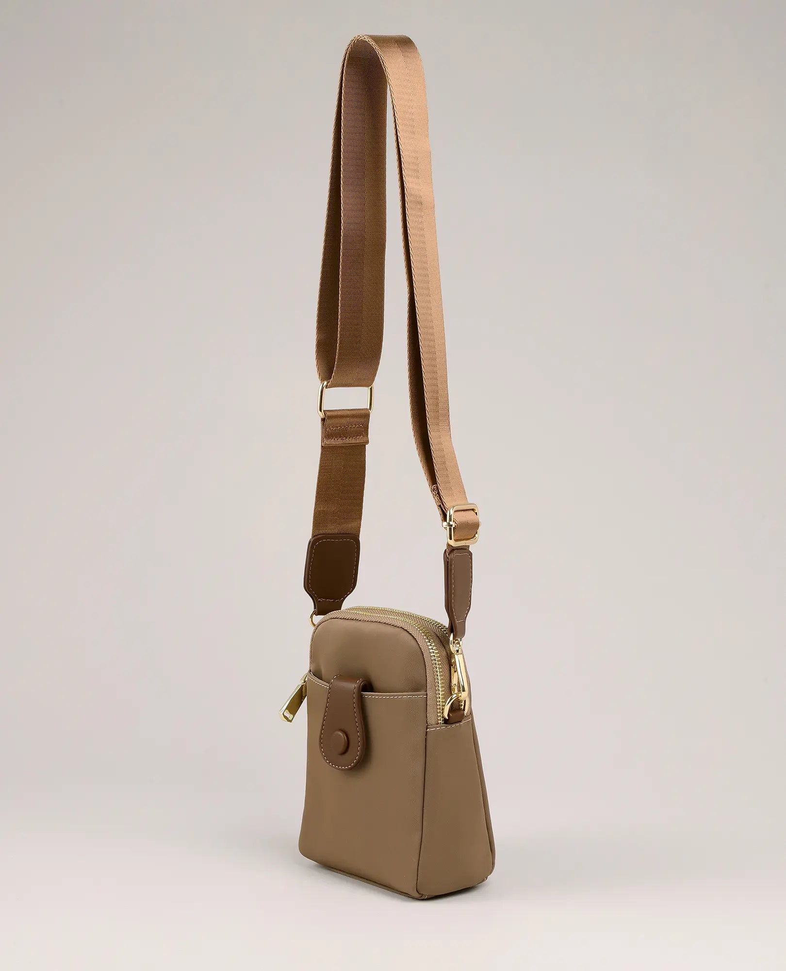 תיק צד למחשב נייד - "לונה" מבית B-Unique Bags: תיק ניילון טאופ עם רצועה רחבה ורוכסנים מוזהבים, מוצג על רקע נקי.