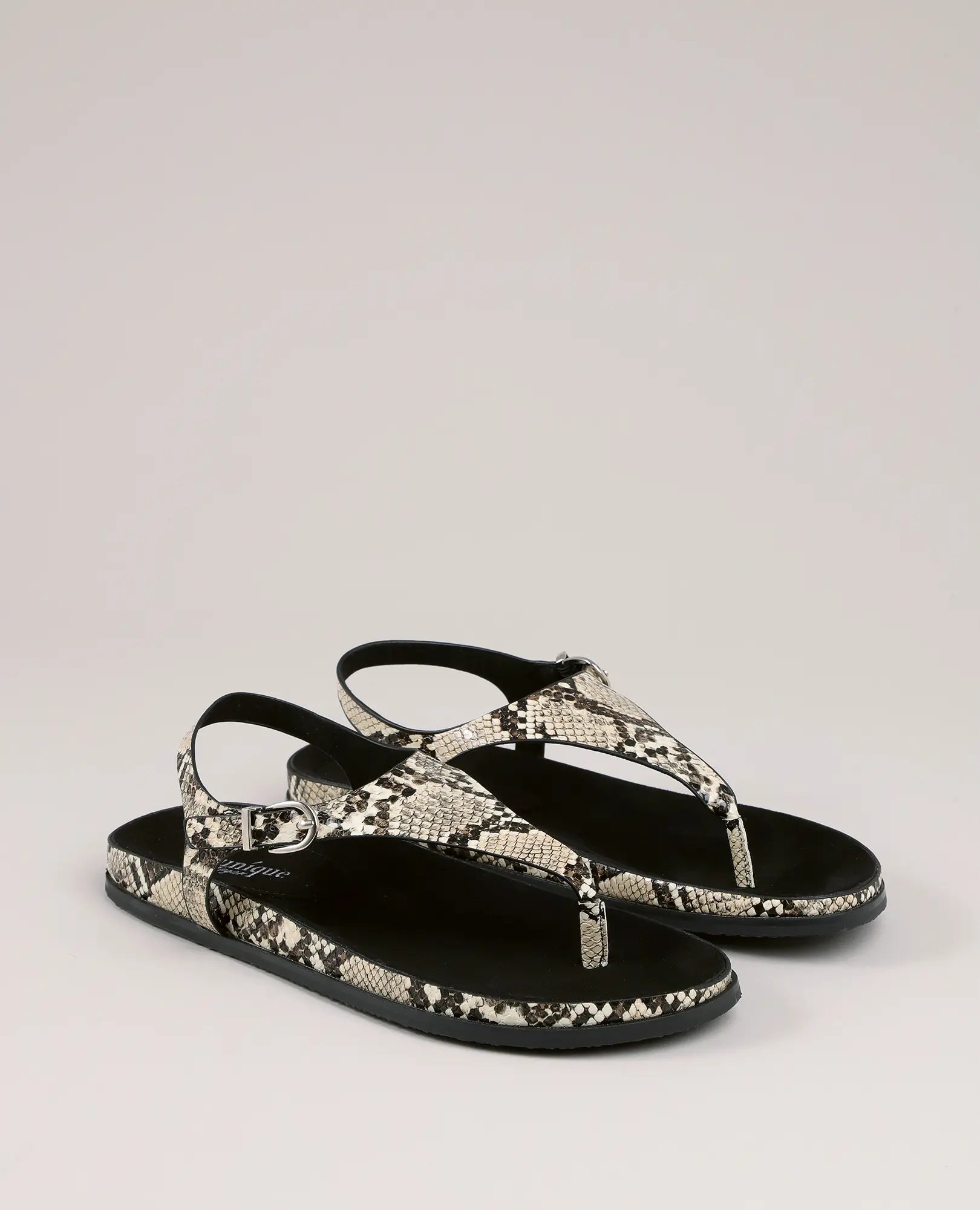 סנדלי אצבע קורן לנשים מבית B-Unique VEGAN בדוגמת נחש ובעיצוב אנטומי.