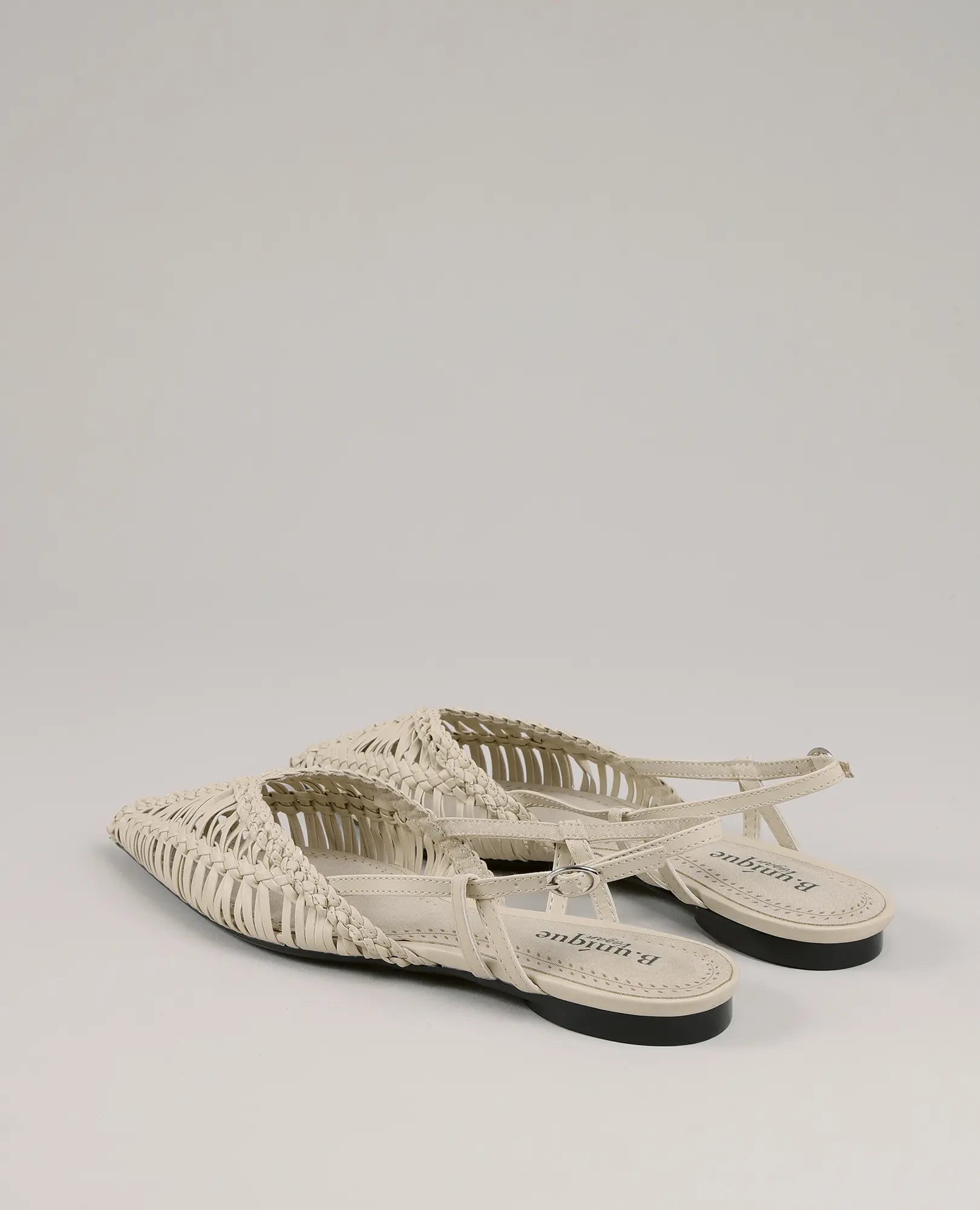 זוג נעליים שטוחות - מאי מבית B-Unique VEGAN: נעליים שטוחות בצבע בז' בהיר עם רצועה אחורית, קצה מחודד ועקב שחור נמוך.