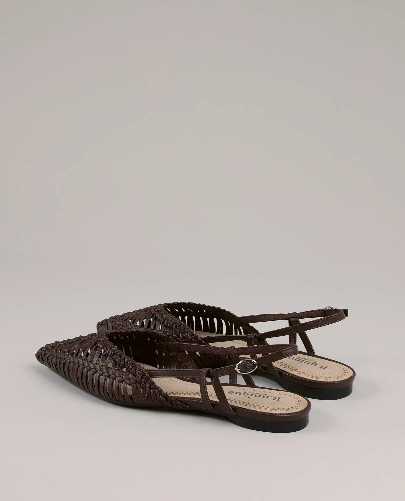 זוג נעליים שטוחות - מאי מבית B-Unique VEGAN: נעלי סלינגבק חומות ארוגות עם קצה מחודד ורצועות קרסול עם אבזם.