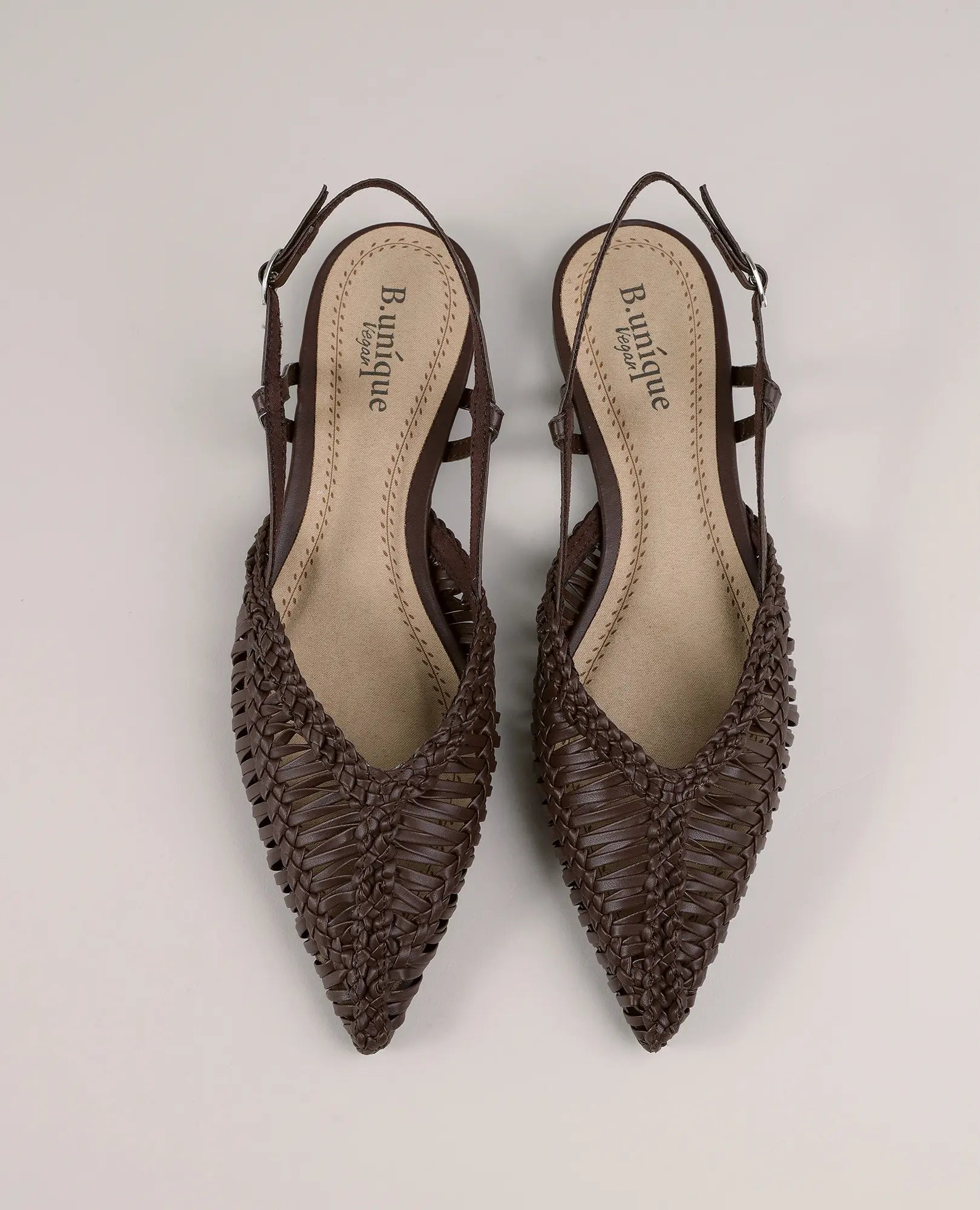 זוג נעליים שטוחות מדגם "מאי" של B-Unique VEGAN, בצבע חום, בסגנון סלינגבק ארוג, עם רפידות בצבע בז'.