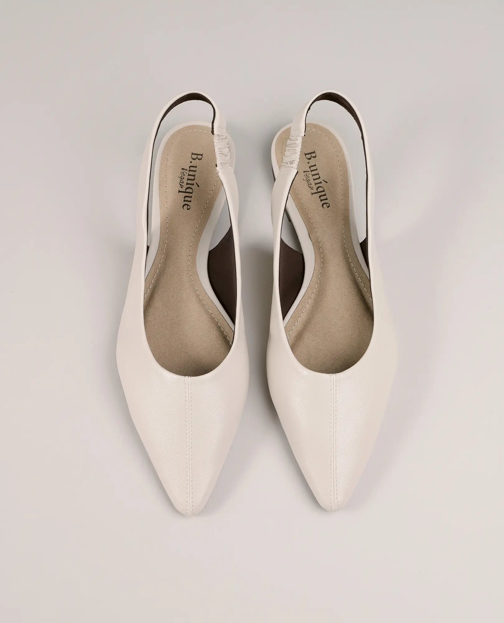 זוג נעליים שטוחות עם חרטום מחודד - דגם "אדר" מבית B-Unique VEGAN, במבט מלמעלה.