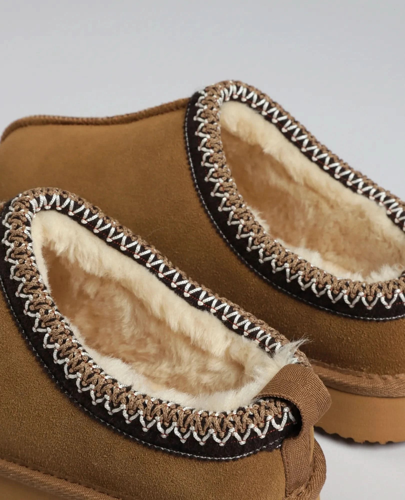 כפכפי עור עם רקמה - יערה - B Unique -  כפכפים