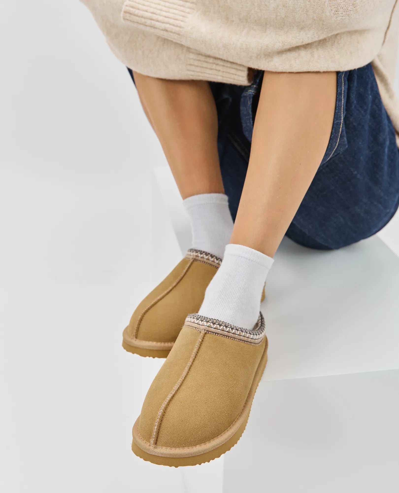 כפכפי עור עם רקמה - יערה - B Unique -  כפכפים