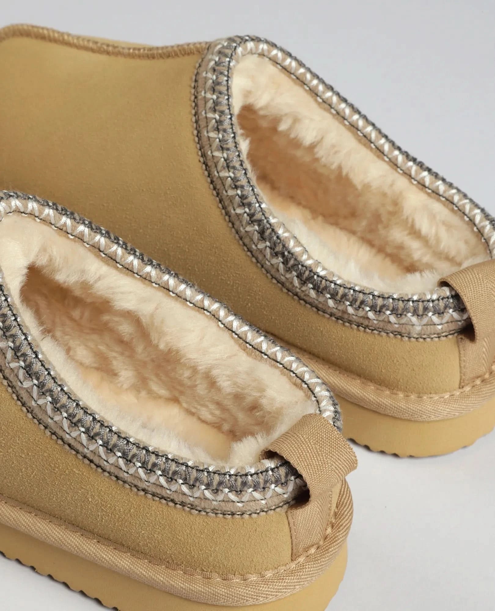 כפכפי עור עם רקמה - יערה - B Unique -  כפכפים