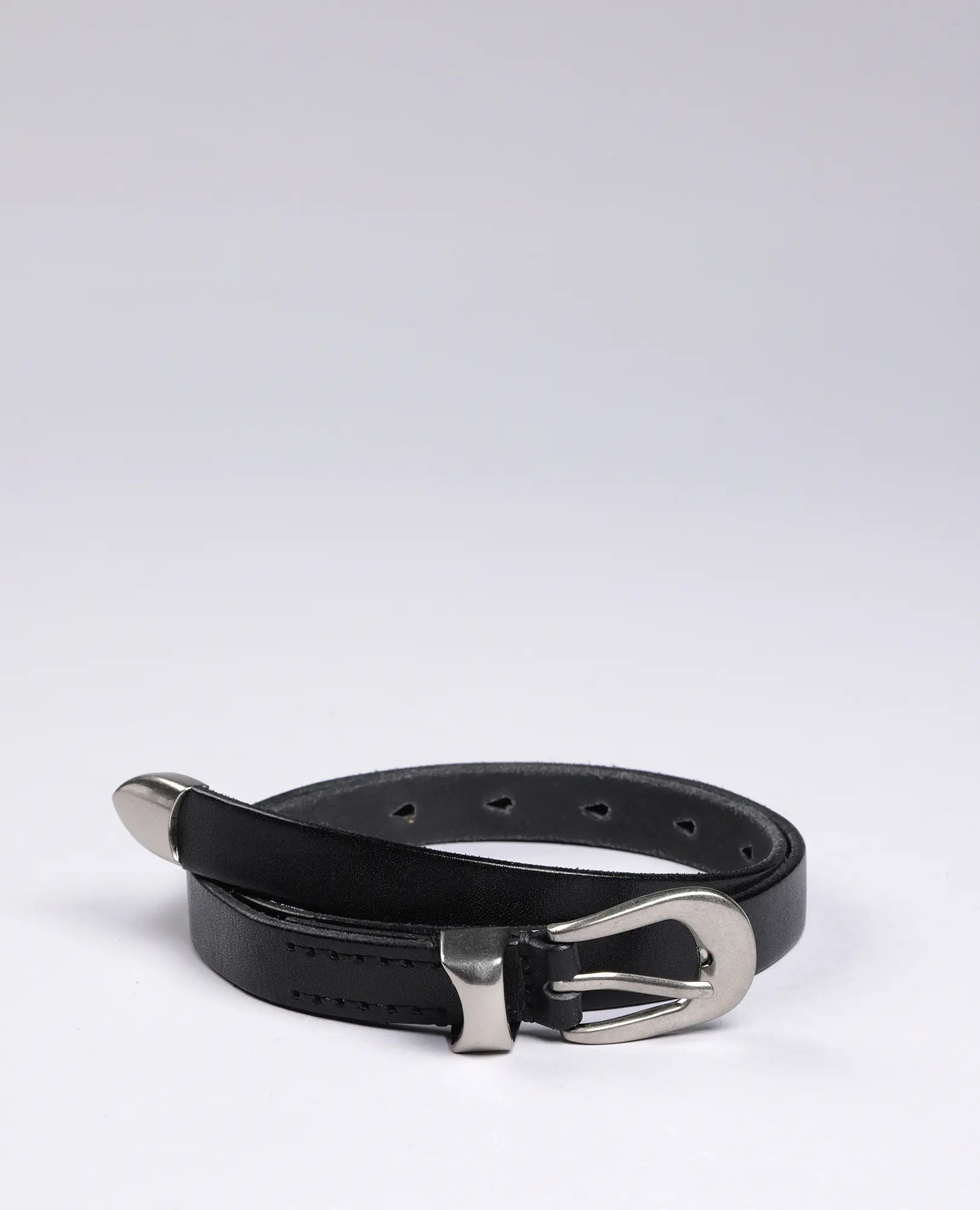 חגורת עור צרה עם אבזם כסף-מלי מבית B Unique מונחת בצורה מסודרת על רקע בהיר.