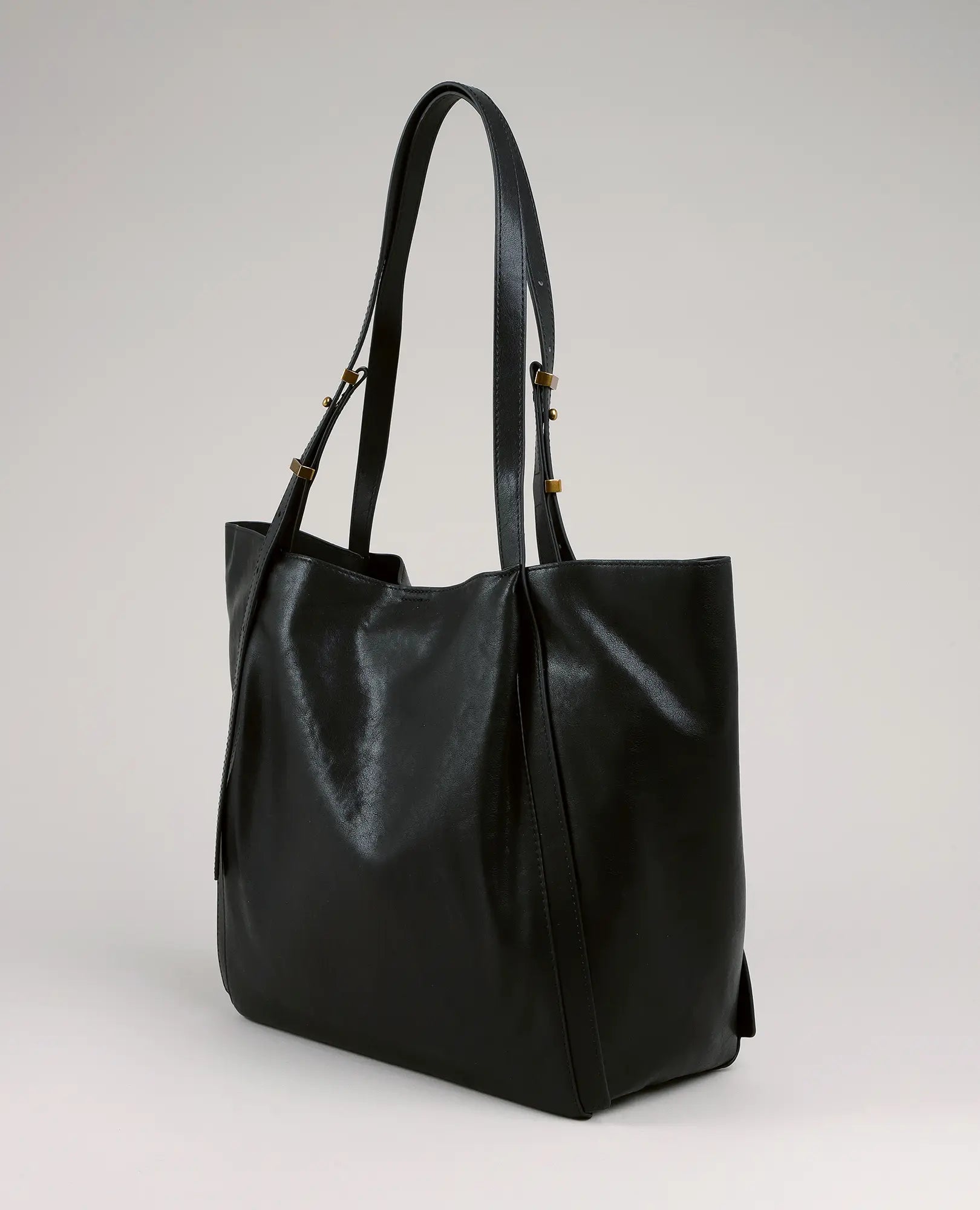 תיק צד גדול - "מירן" מבית B-Unique Bags, דמוי עור שחור עם רצועות ארוכות, מוצג על רקע אפור בהיר.