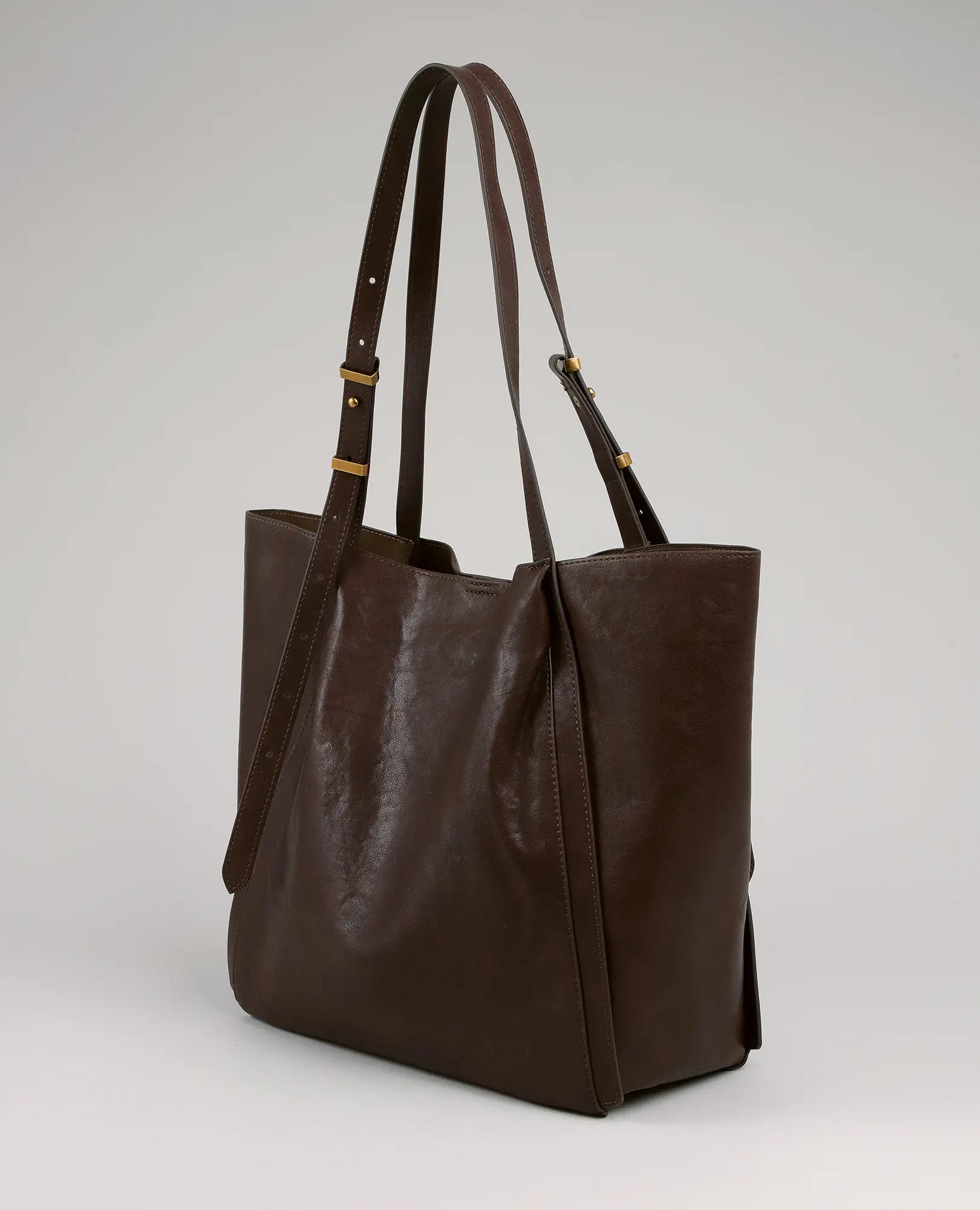 תיק צד גדול - דגם "מירן" של B-Unique Bags, דמוי עור חום עם רצועות כתף מתכווננות, על רקע אפור בהיר.