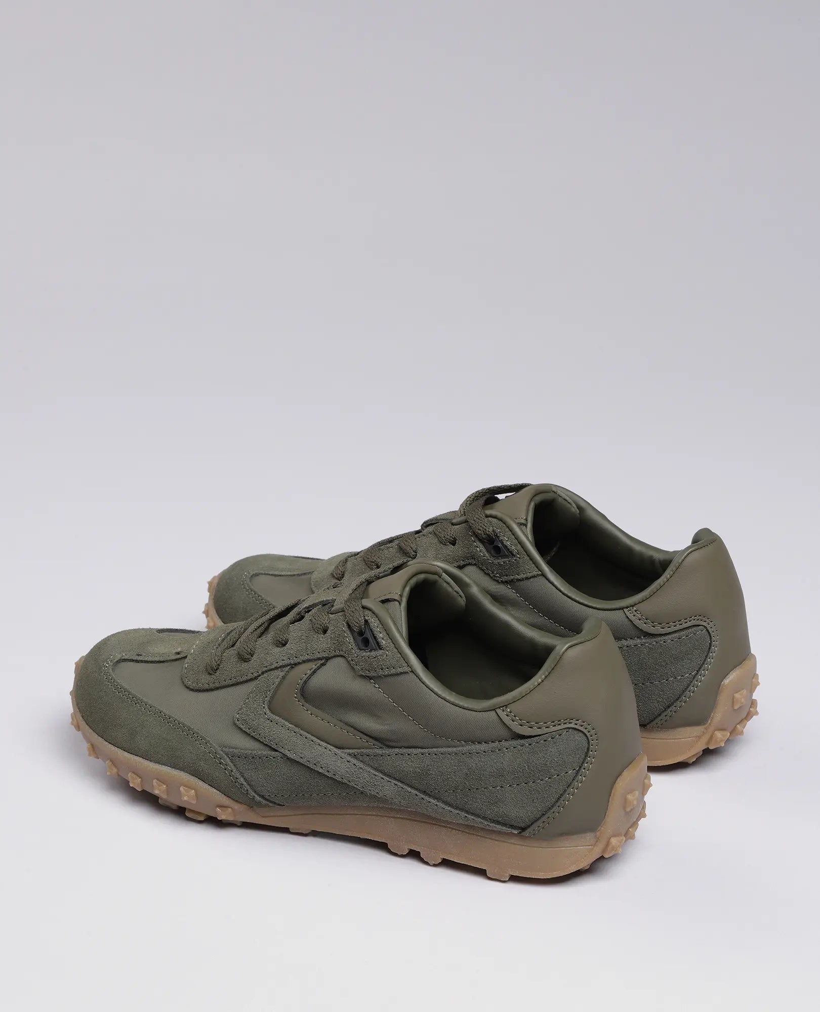 סניקרס מעור זמש- נטשה לגברים של B.unique בירוק זית, עם סוליות חומות ושרוכים שחורים.