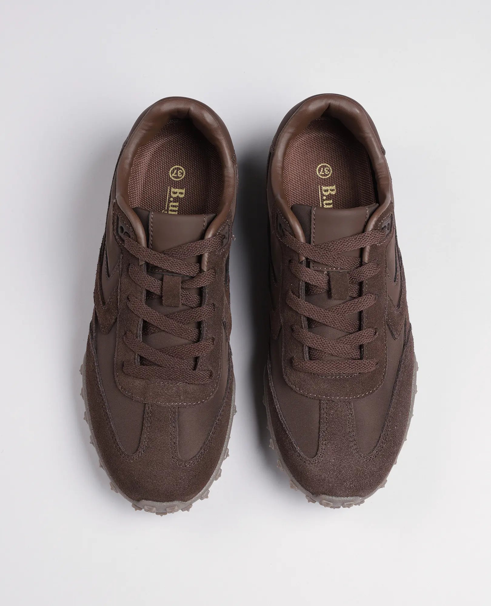 סניקרס מעור זמש נטשה של B.unique, מצולמות מלמעלה על רקע לבן פשוט.