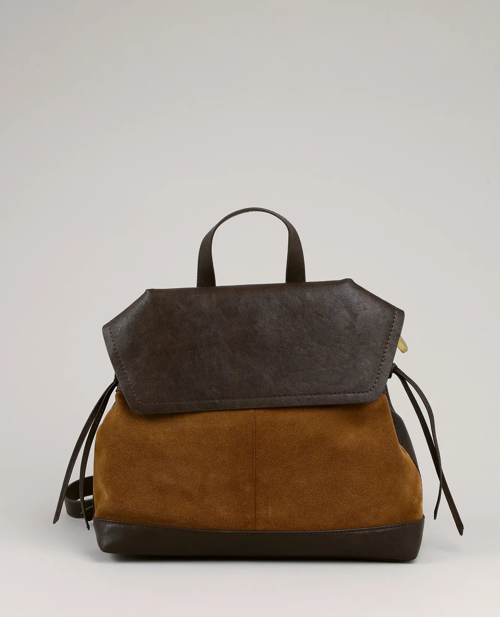 תיק גב "דר" מבית B-Unique Bags בצבע קאמל, בעיצוב אופנתי עם ידית עליונה וציציות.