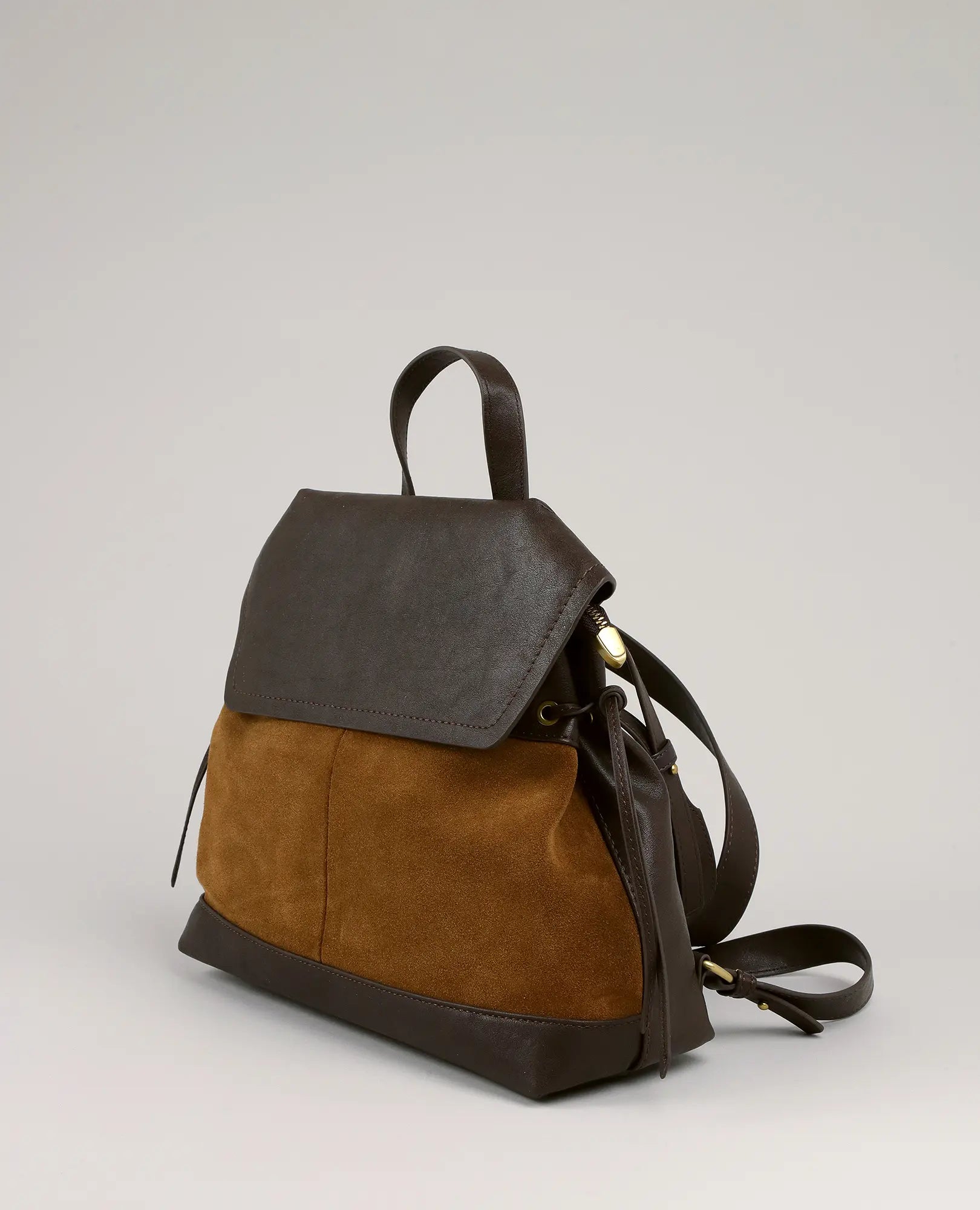 תיק גב דגם "דר" מבית B-Unique Bags, דמוי זמש, בשני גווני חום, עם סגירת פלאפ ורצועות כתף מתכווננות.