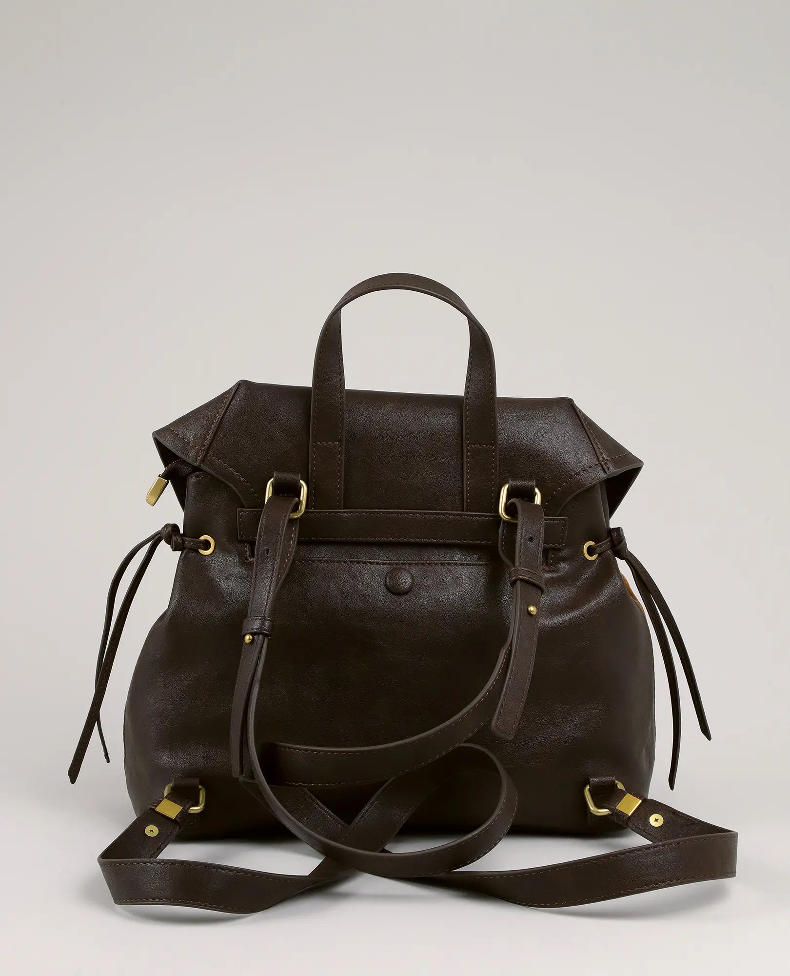 תיק גב דגם "דר" מבית B-Unique Bags, עשוי מחומר דמוי זמש בצבע חום כהה, עם ידיות עליונות, אבזמים מוזהבים ורצועות מתכווננות.
