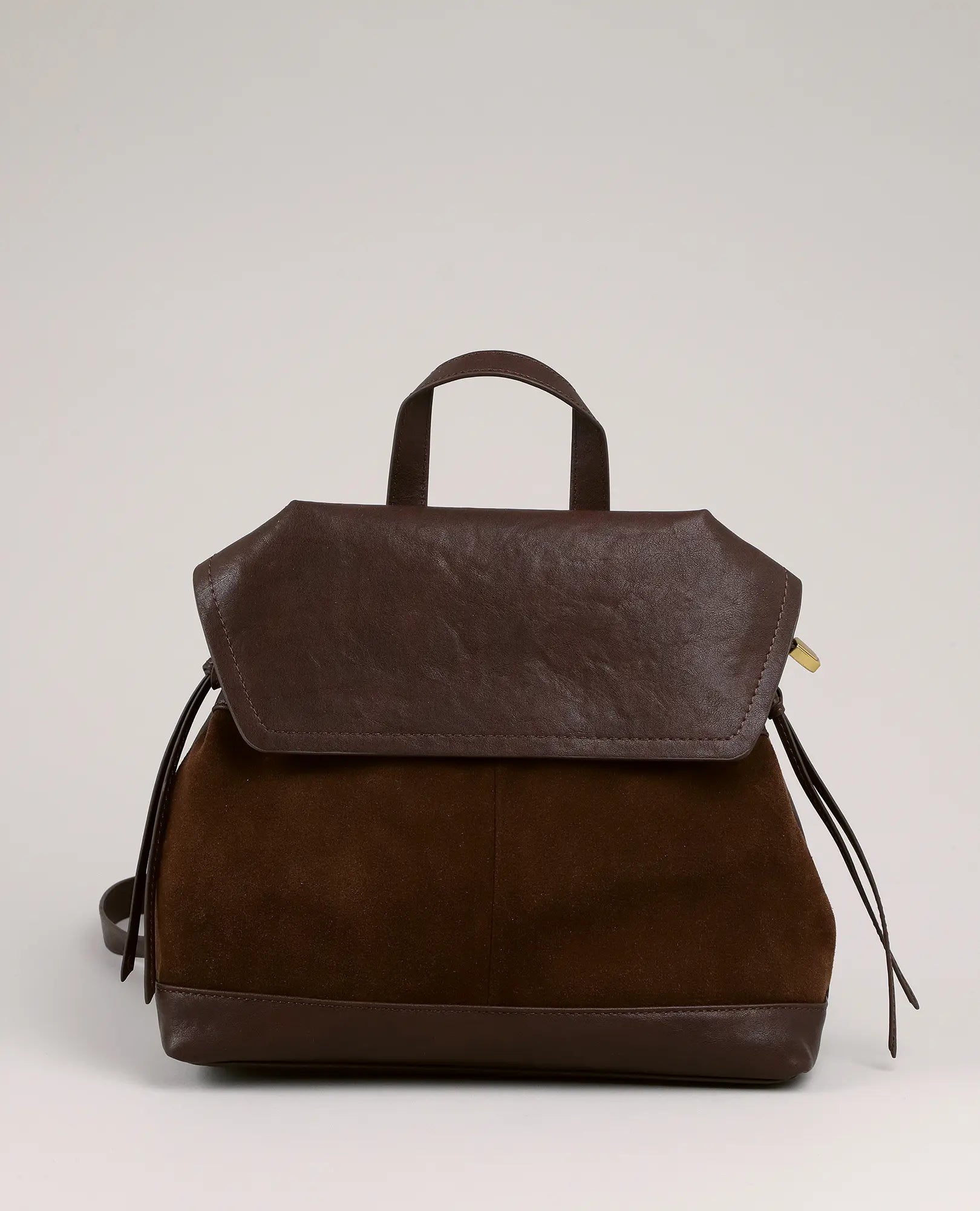 תיק גב בצבע קפה מבית B-Unique Bags, בעיצוב פשוט עם ידית עליונה ודש קדמי דמוי זמש.
