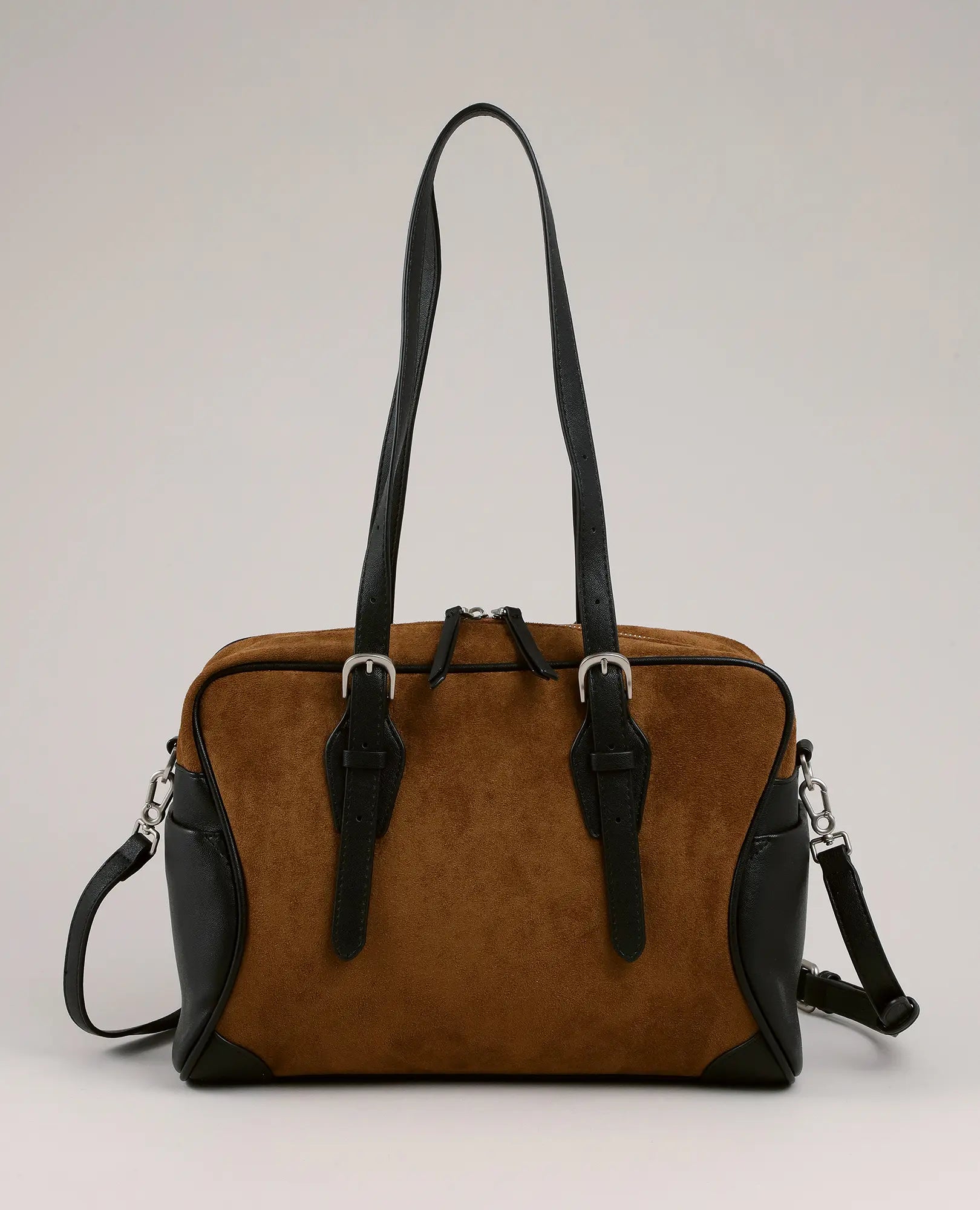 תיק צד-מנדי מבית B-Unique Bags בצבע קאמל, עם רצועות ועיטורים דמויי עור שחור ואבזמי כסף.