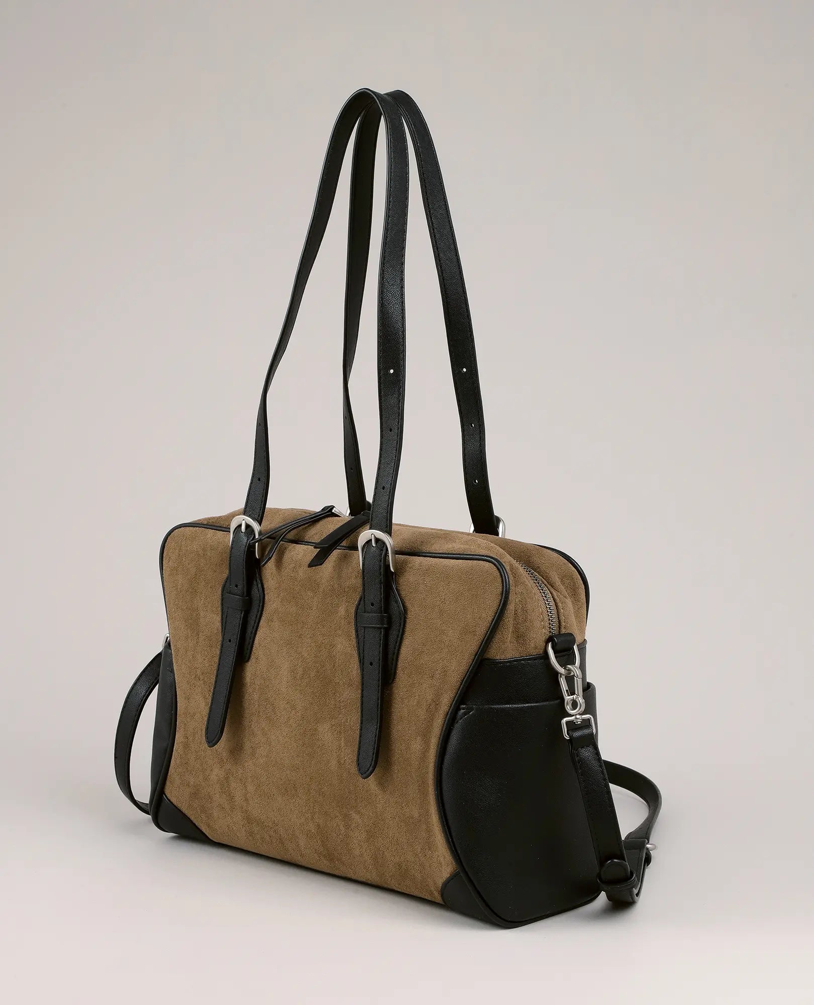 תיק צד "מנדי" של B-Unique Bags עם רצועות עור שחורות ואבזמי כסף, מוצג על רקע בהיר.