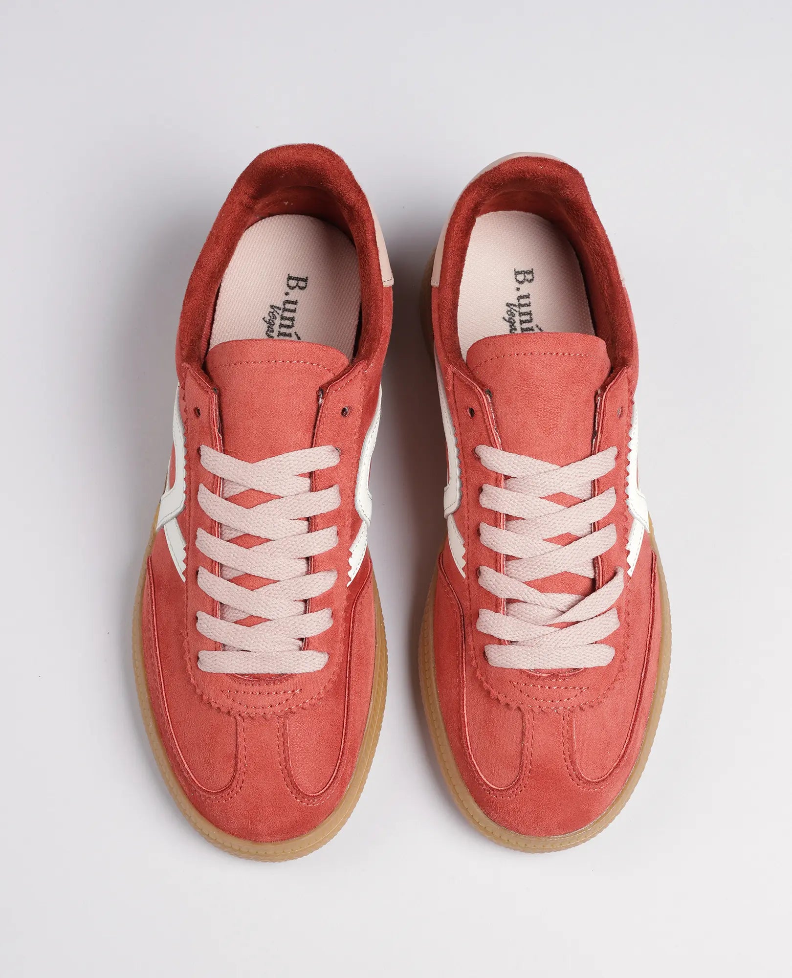 זוג סניקרס דמוי זמש- נווה מבית B-Unique VEGAN עם שרוכים לבנים ופסים בצדדים, במבט מלמעלה.