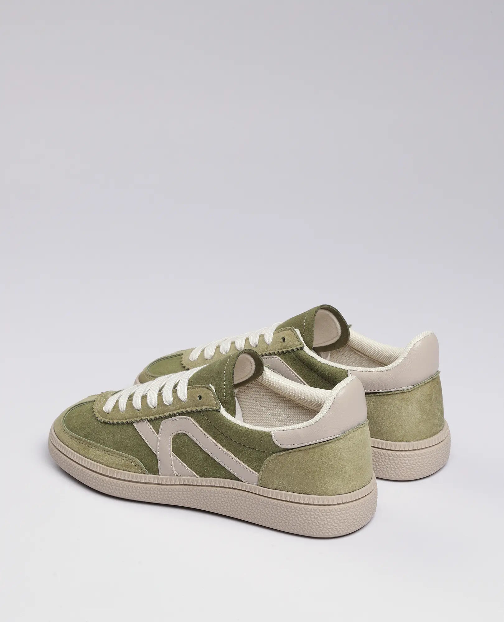 זוג סניקרס דמוי זמש- נווה מבית B-Unique VEGAN בצבע ירוק ובז' עם שרוכים לבנים על רקע בהיר.