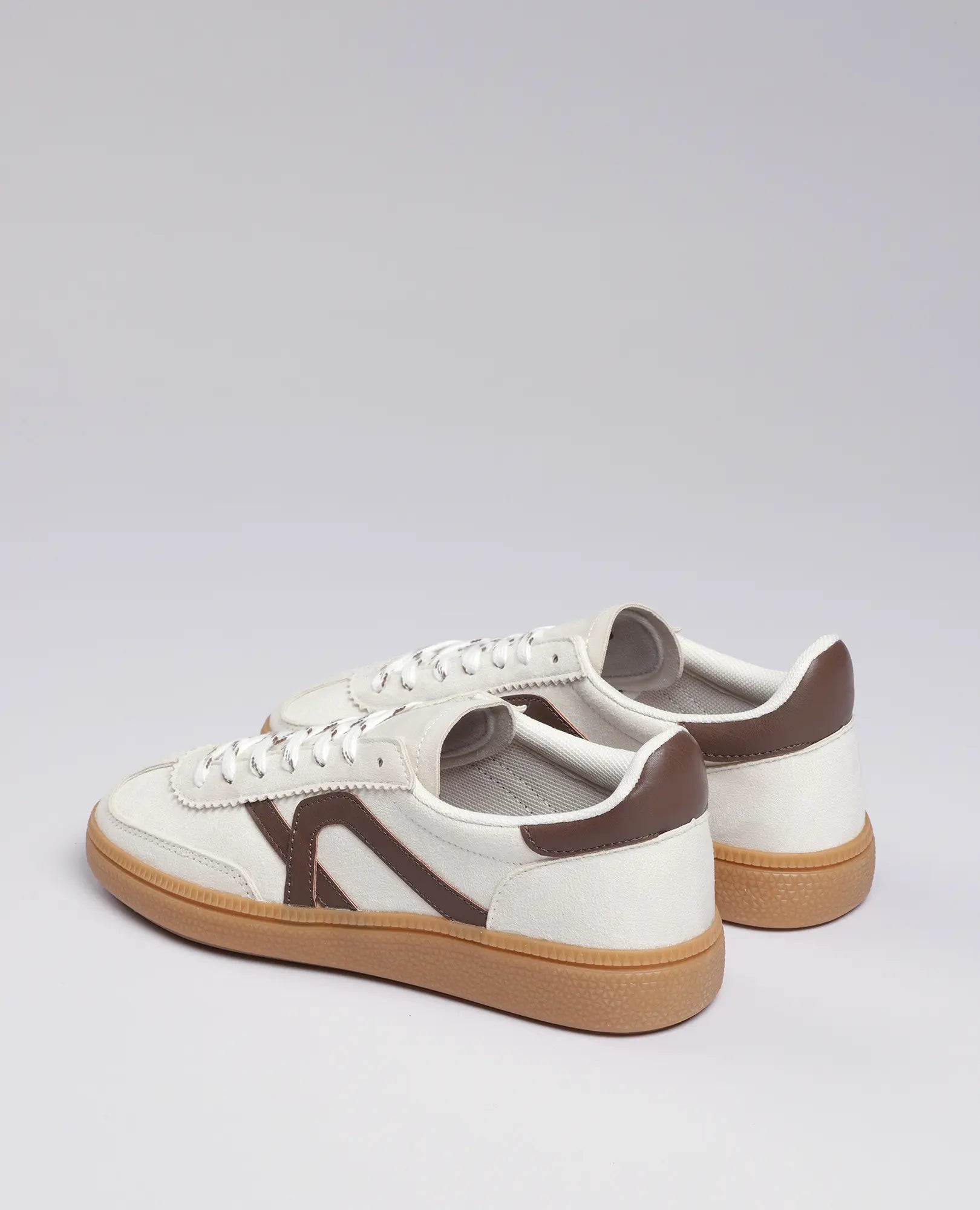 סניקרס דמוי זמש- נווה של B-Unique VEGAN בלבן עם חום וסוליית גומי, על רקע אפור בהיר.