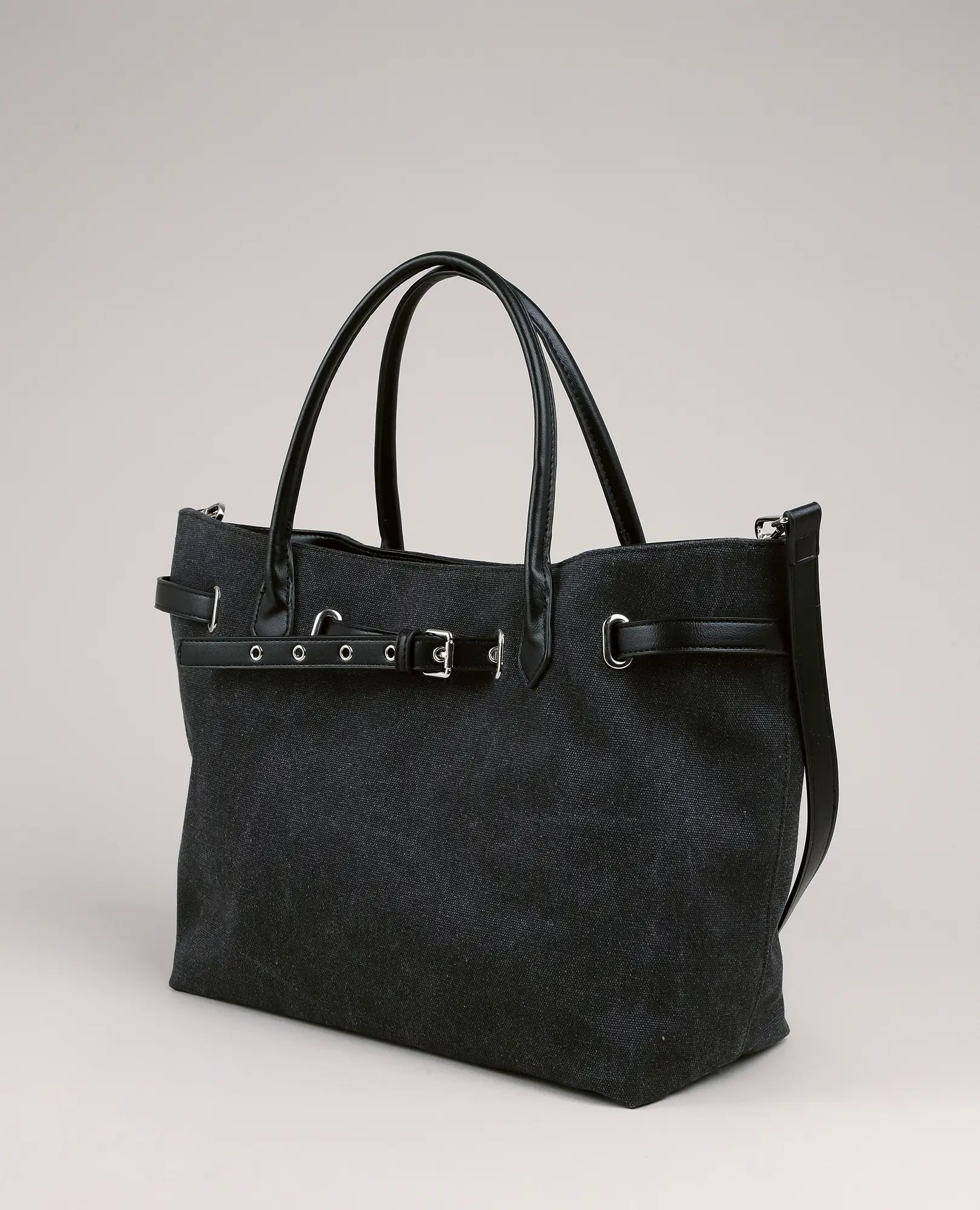 תיק צד מבד קנבס - "נור" מבית B-Unique Bags: גדול, שחור, עם שתי ידיות, רצועת כתף ופרט אופנתי בצורת חגורה.