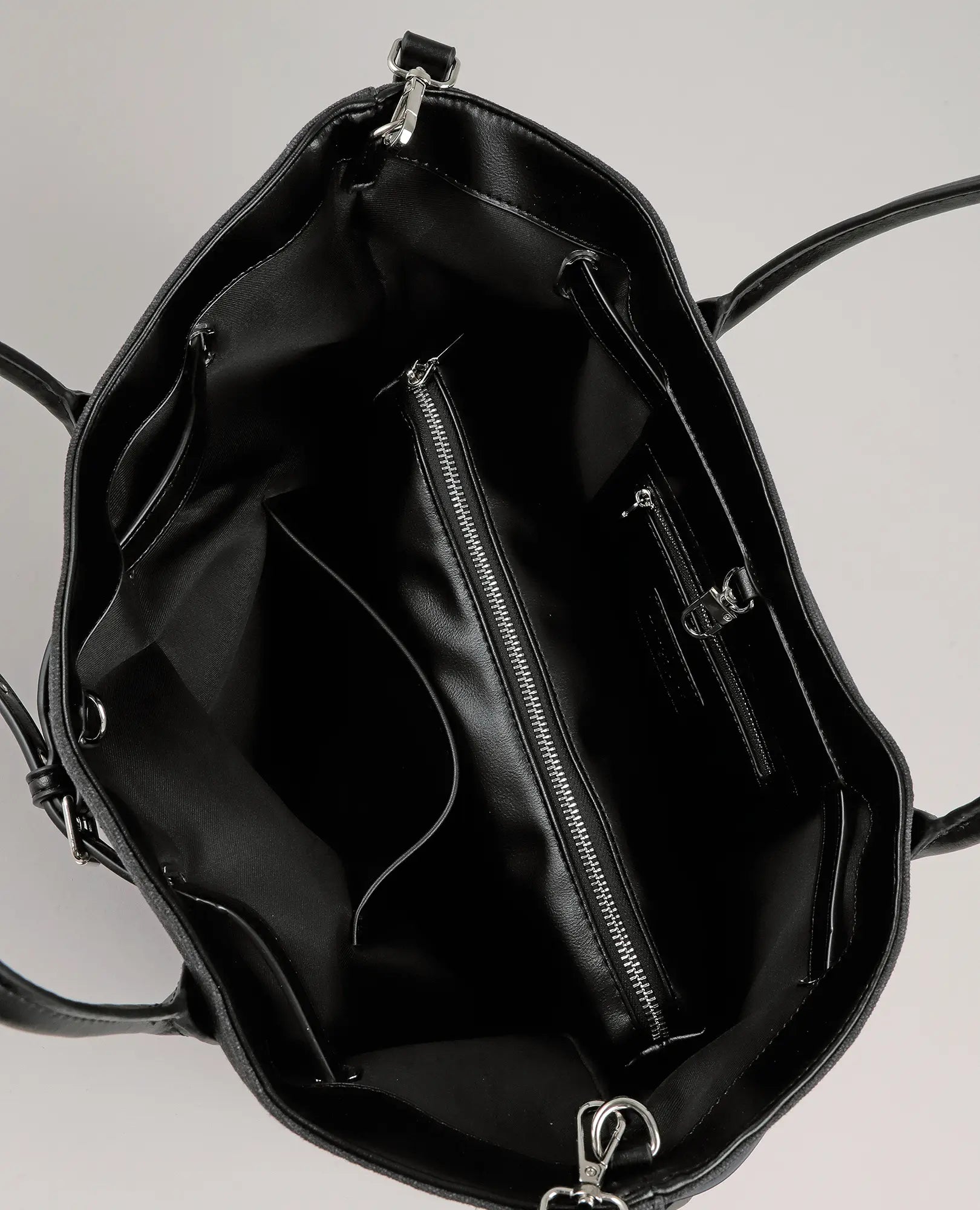 בתמונה מלמעלה של תיק הצד מבד קנבס - נור מבית B-Unique Bags ניתן לראות כיסים פנימיים, תא עם רוכסן ובטנה שחורה.