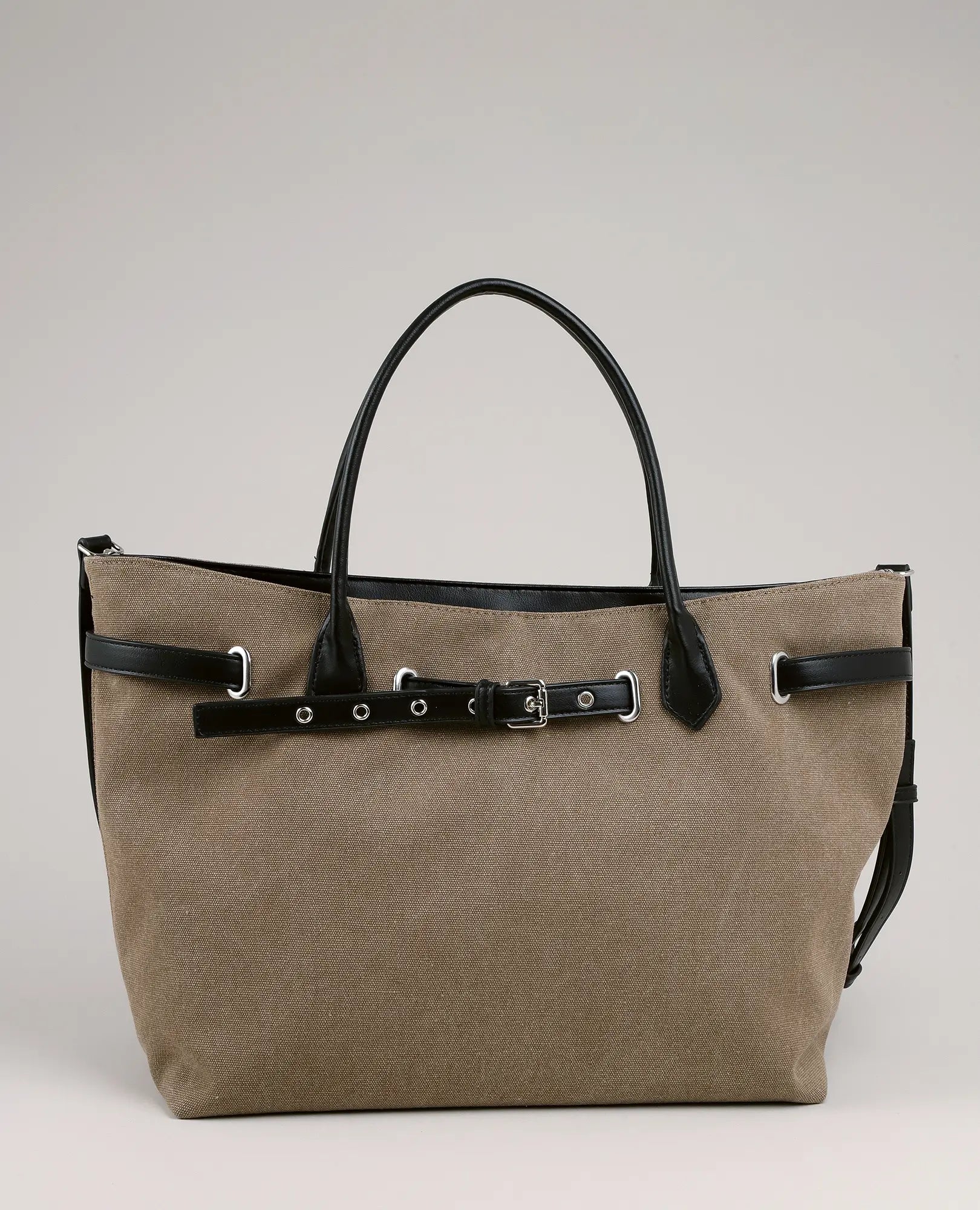 תיק צד מבד קנבס - "נור" מבית B-Unique Bags בגוון טאופ, עם ידיות עור שחורות, רצועה דמוית חגורה ואלמנטים מתכתיים כסופים.