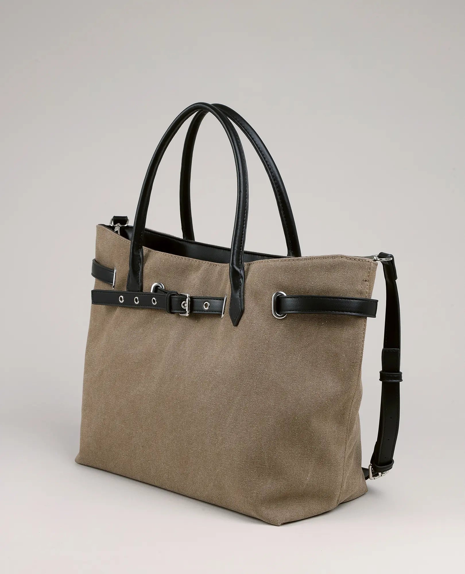 תיק צד מבד קנבס - "נור" מבית B-Unique Bags בגוון בז', עם ידיות וקישוטים מעור שחור, מצולם על רקע בהיר.