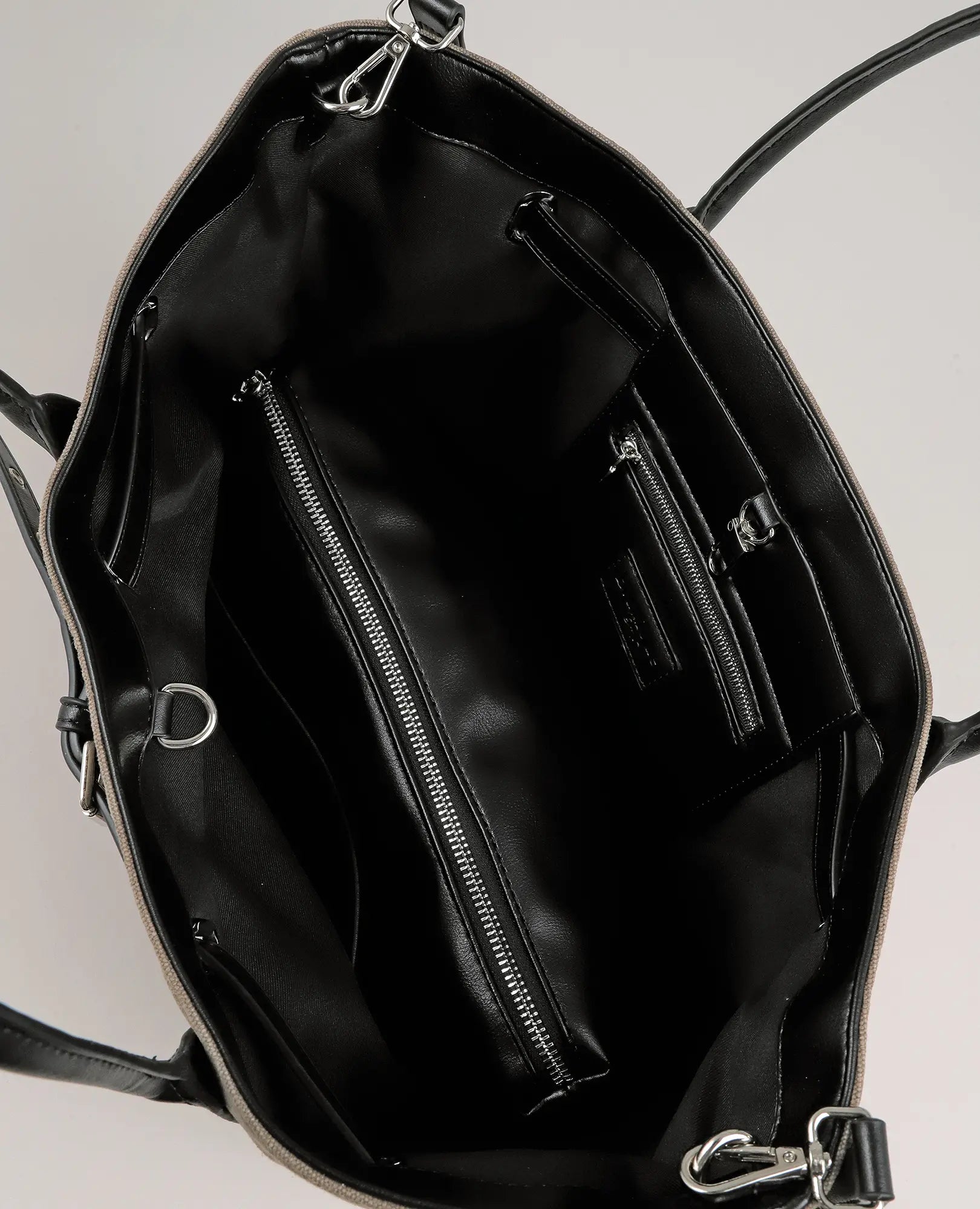 מבט מלמעלה על תיק צד מבד קנבס - נור מבית B-Unique Bags, פתוח כדי להציג מספר תאים ותא מרכזי עם רוכסן.