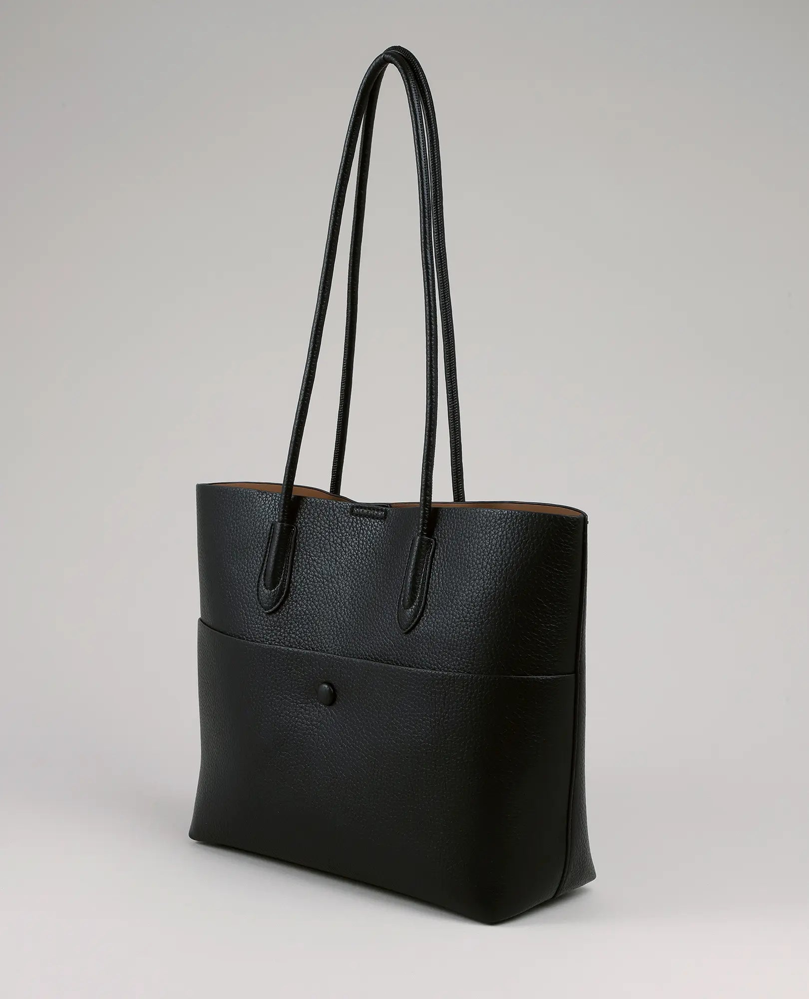 תיק צד קלאסי גדול מדגם "אריאנה" של B-Unique Bags, דמוי עור שחור עם ידיות ארוכות וכיס קדמי, על רקע אפור בהיר.